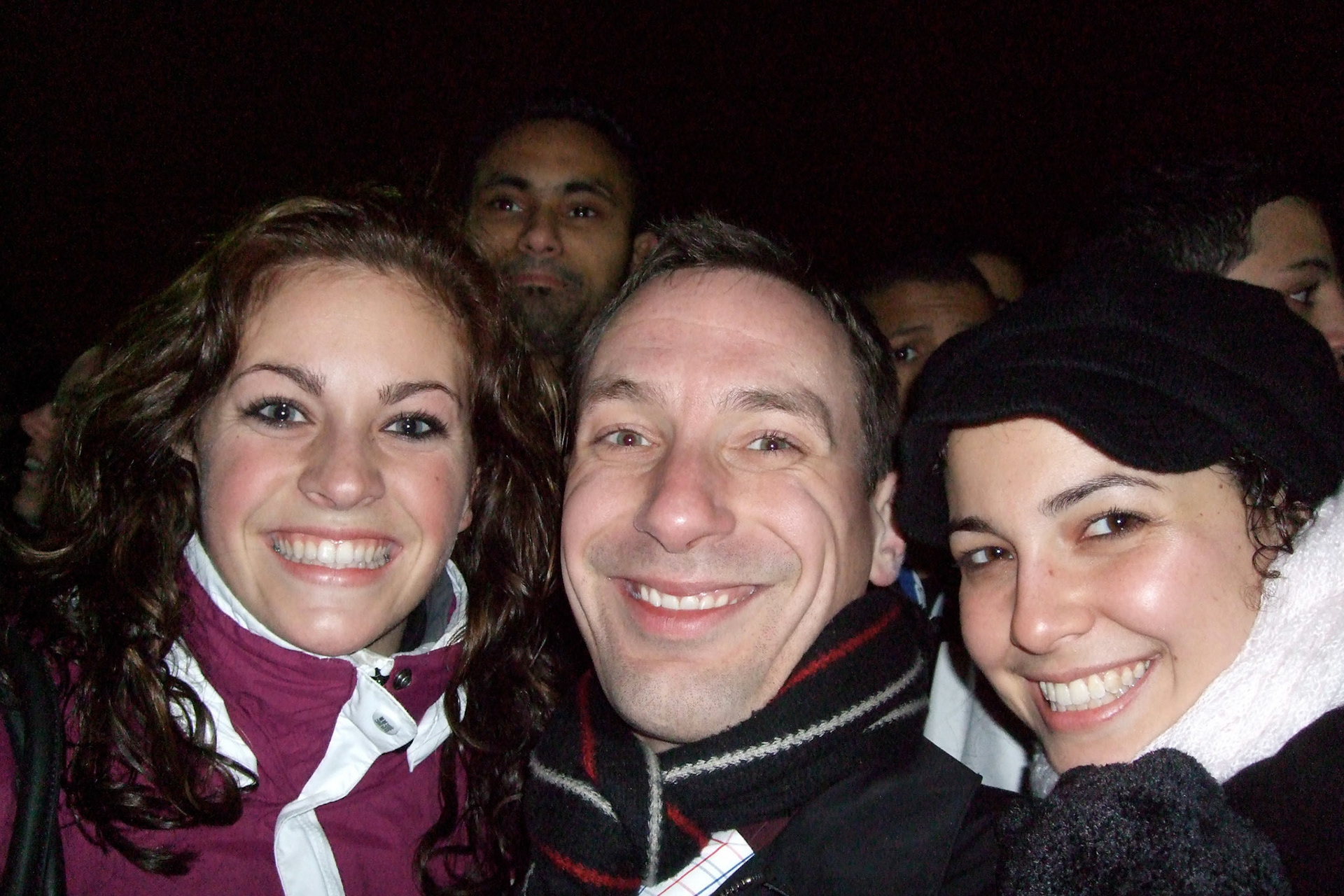 It's easy to hear other english travellers in the crowd and to strike a conversation with them. Met these two girls from New York