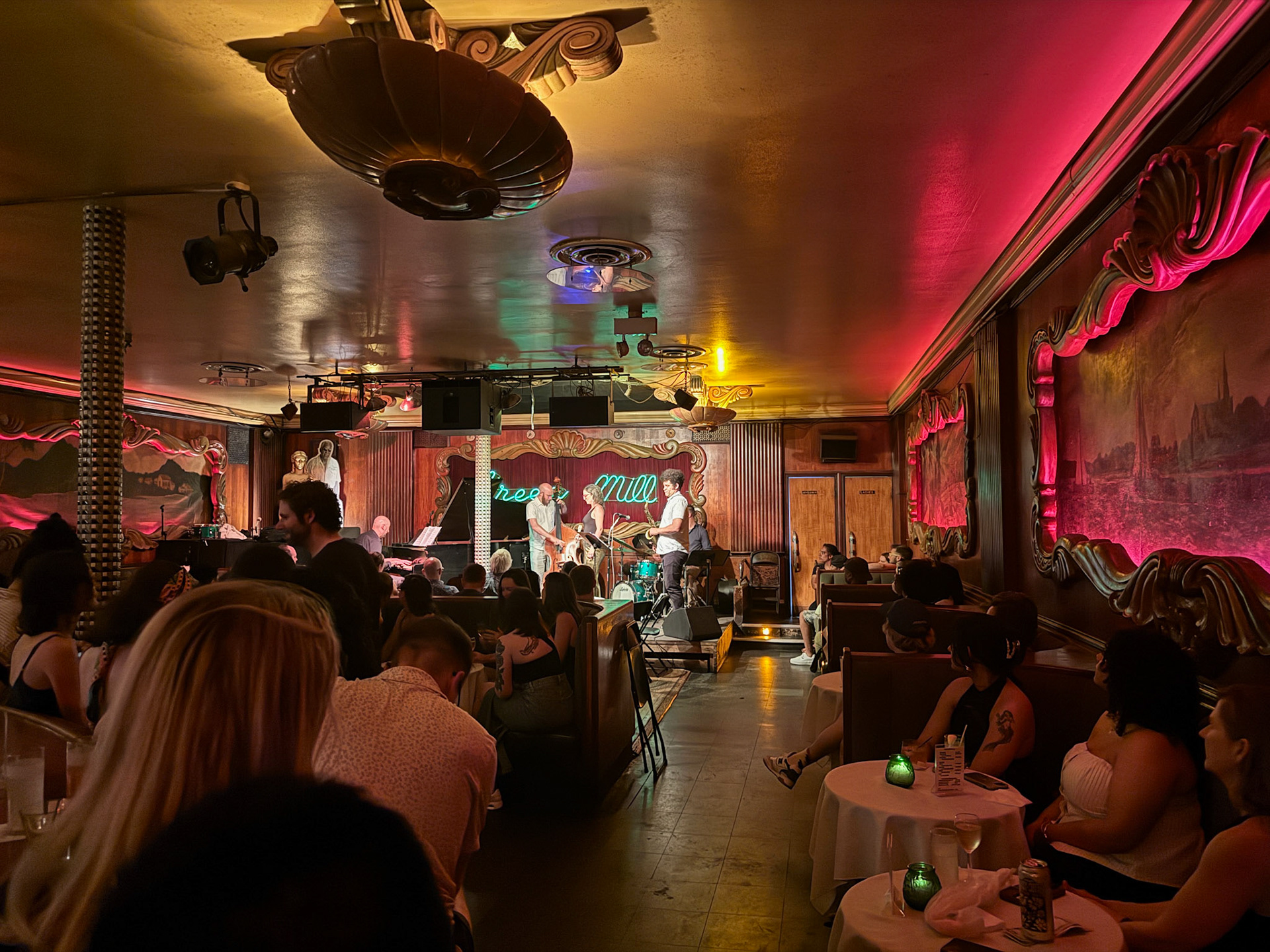 Got to experience first-rate jazz music at one of Chicago's original jazz clubs, The Green Mill. Loved its art deco moody vibe
