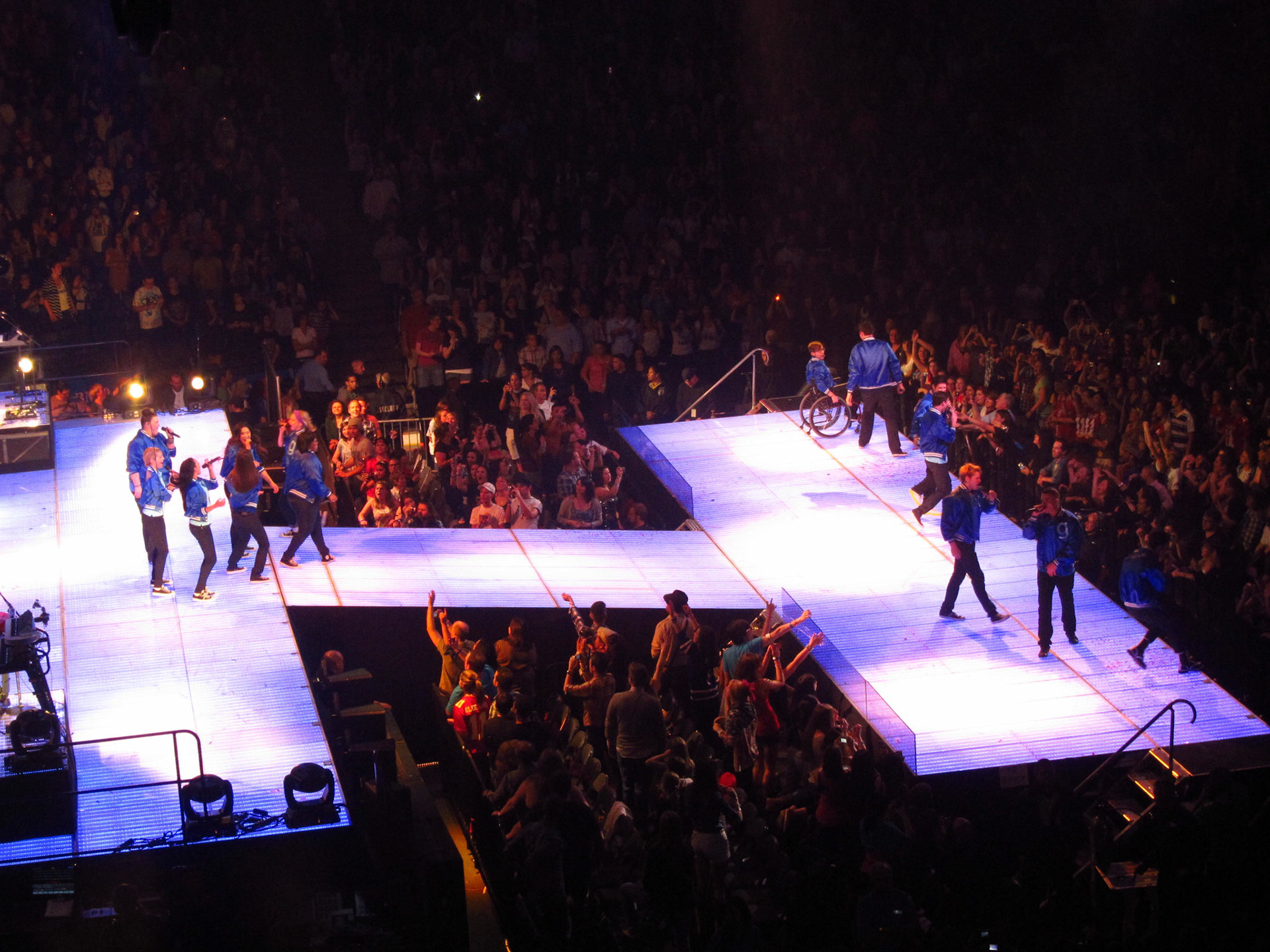 Glee cast sing "Somebody to Love"