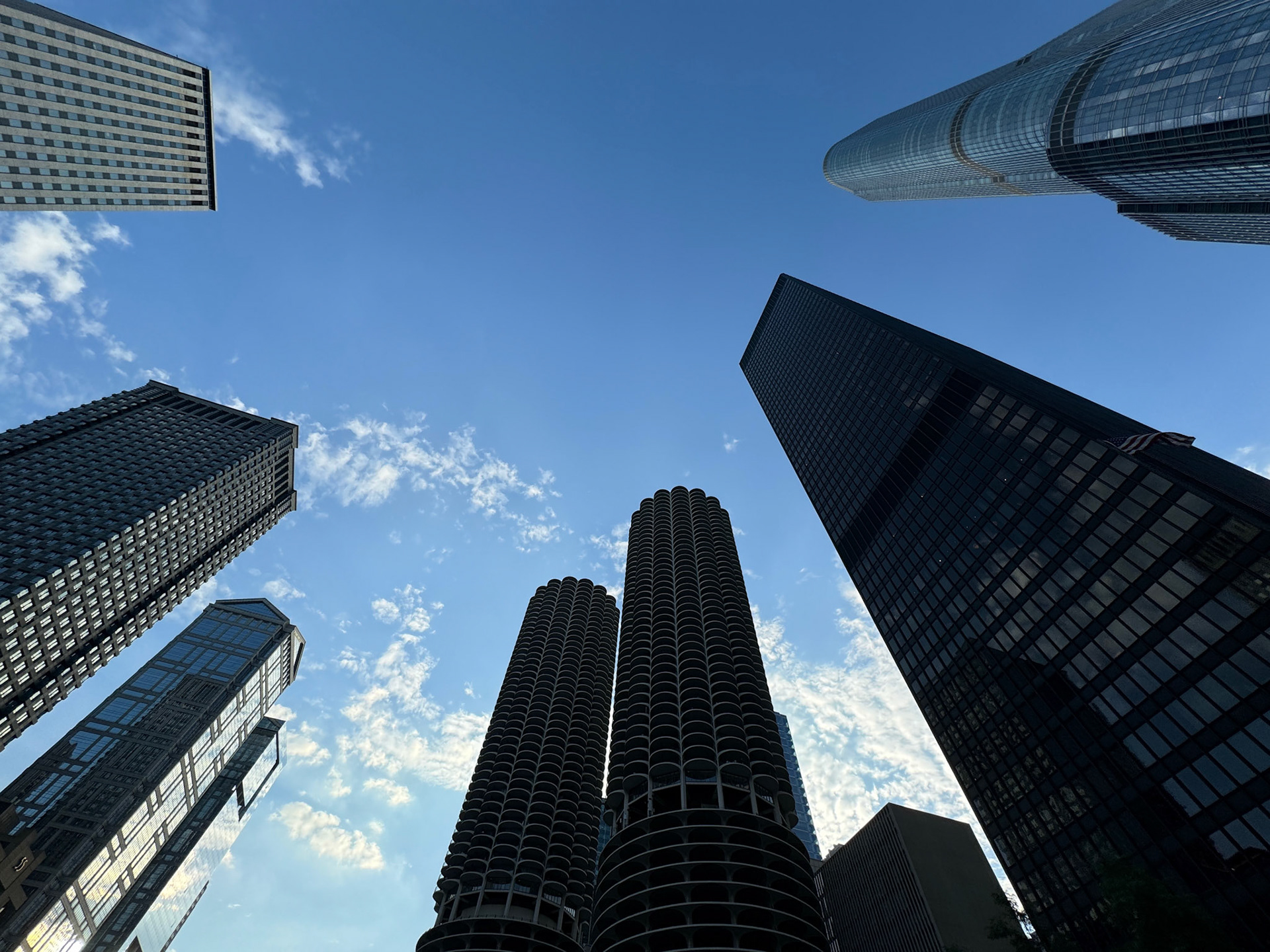 In the centre, the iconic circular scallopped towers of Marina City
