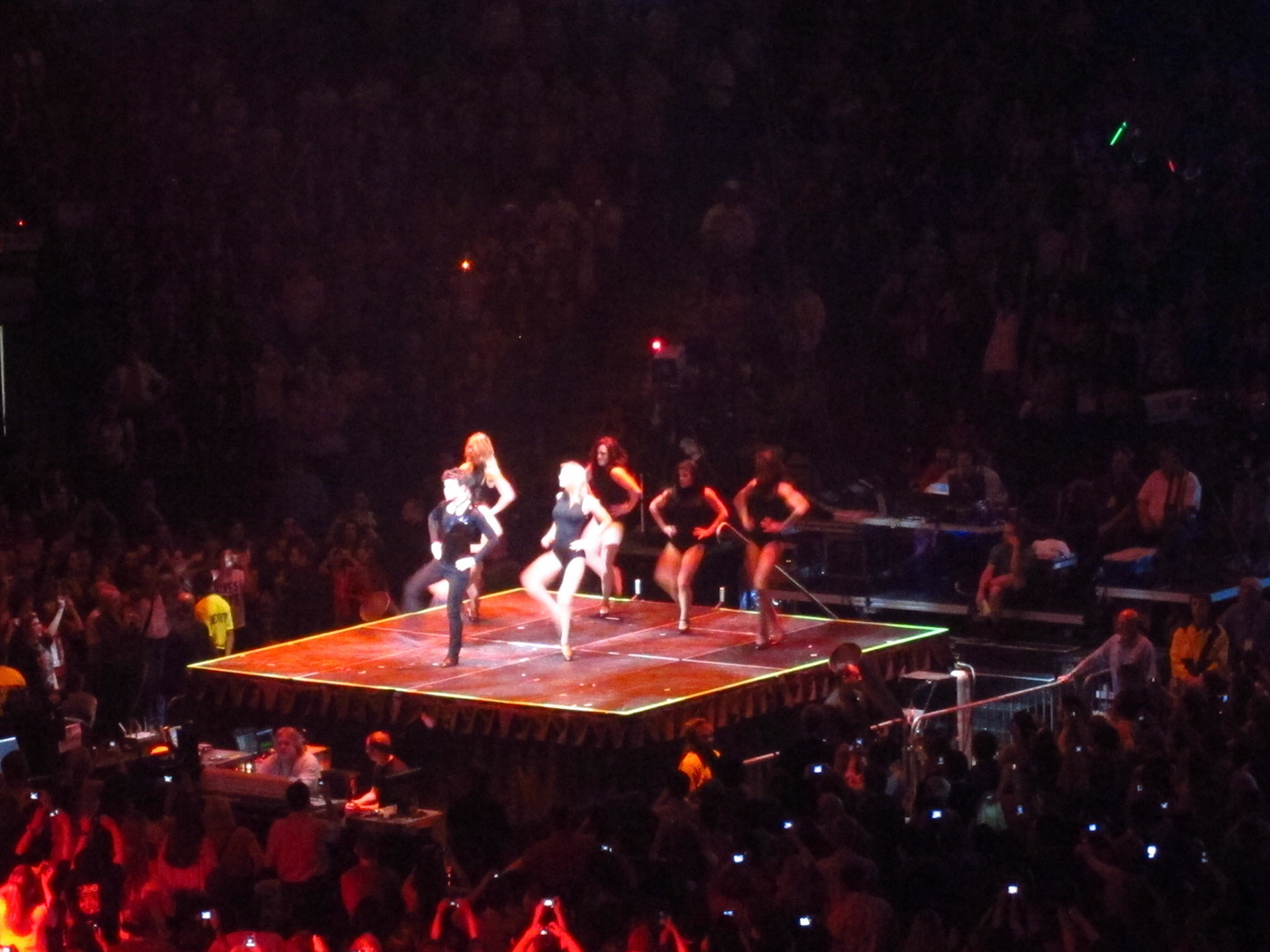 The first "Encore" performance - Kurt does the Single Ladies dance