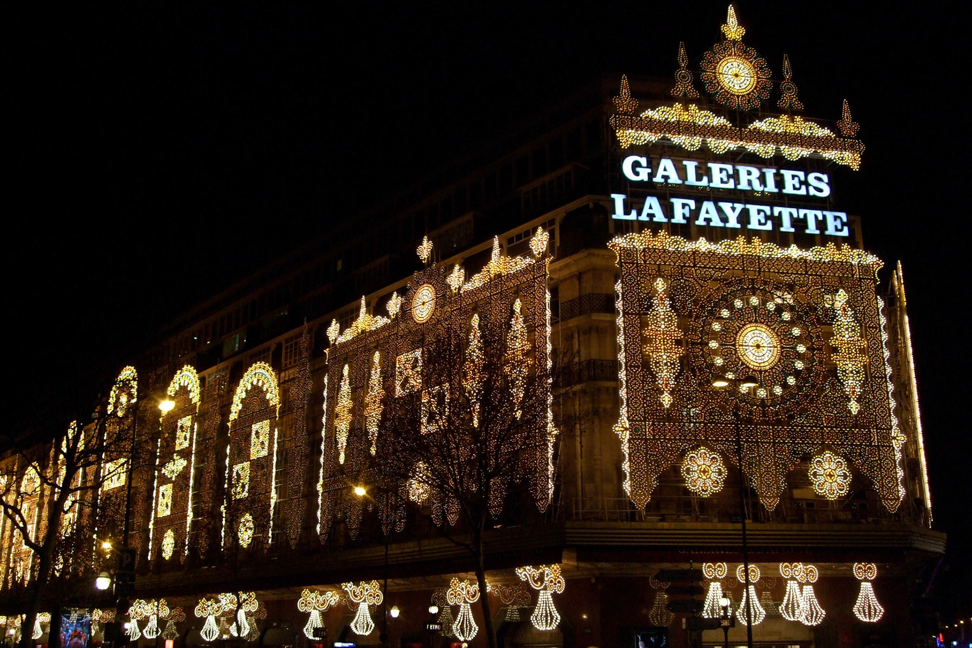 Visiting over the holidays I also got to see holiday lights; like the amazing lights of the Galeries Lafayette; Paris' most famous department store
