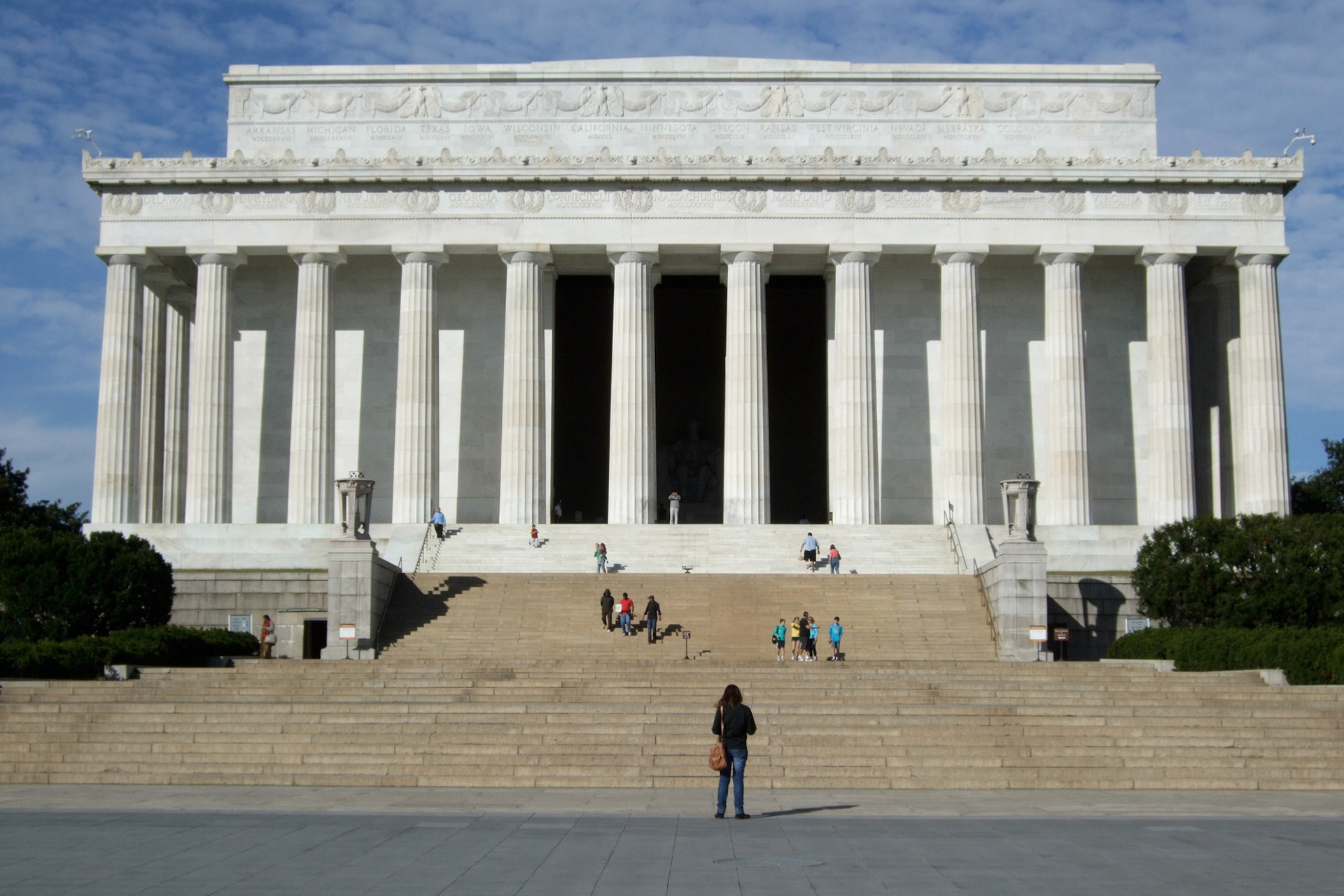 The structure of the Lincoln Memorial by day