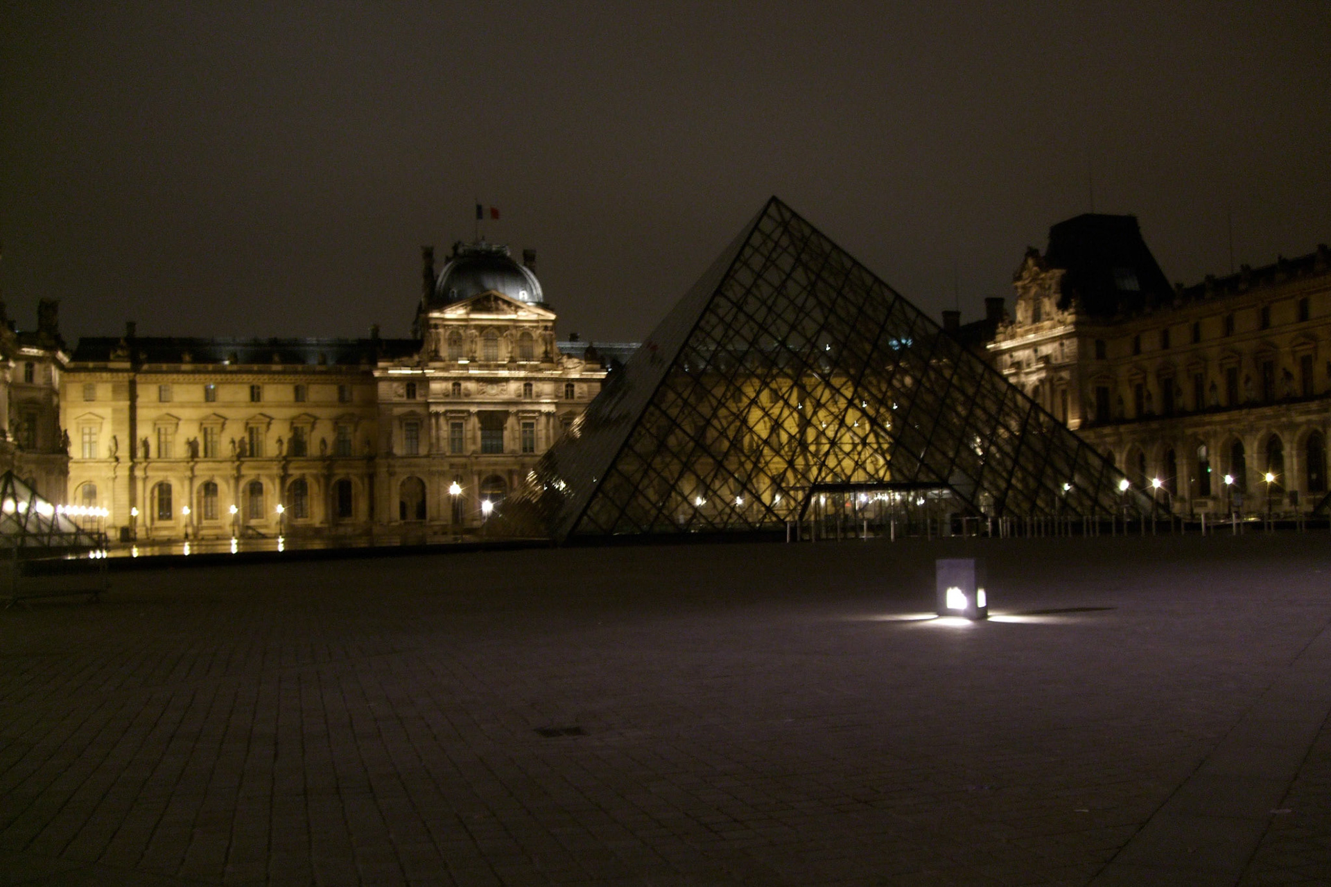 Matt and I took a stop to see the Louvre at night... hardly anyone around in the middle of the night
