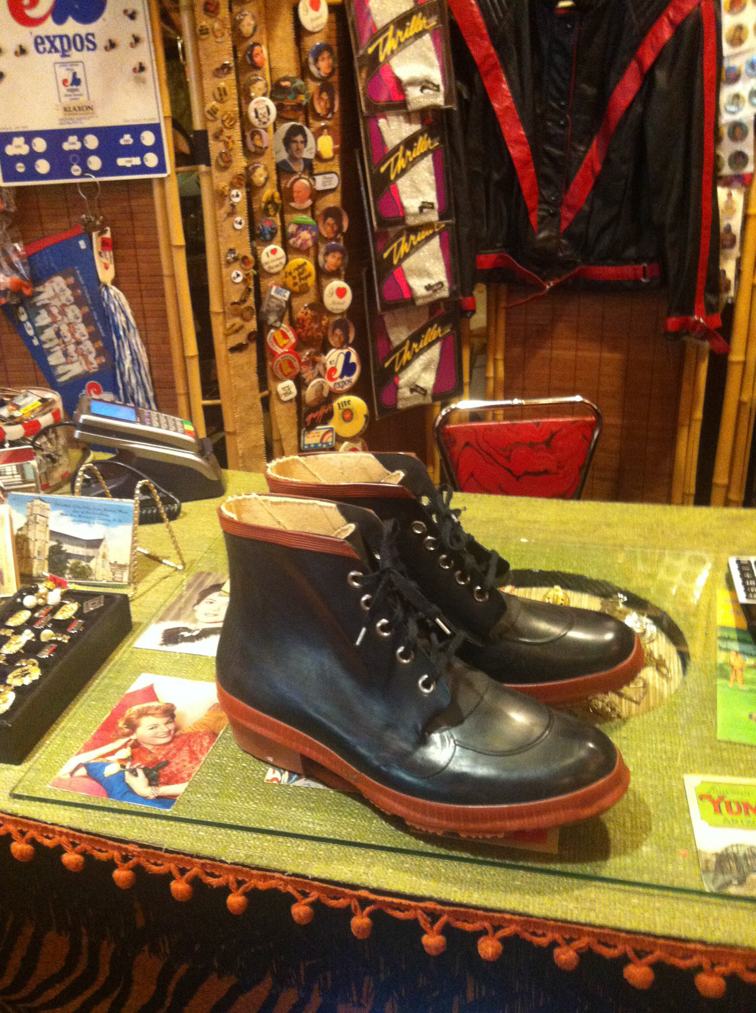 I got these super-nifty rubber boots for $40 at a Montreal vintage store to prepare for a muddy day 3 at Osheaga