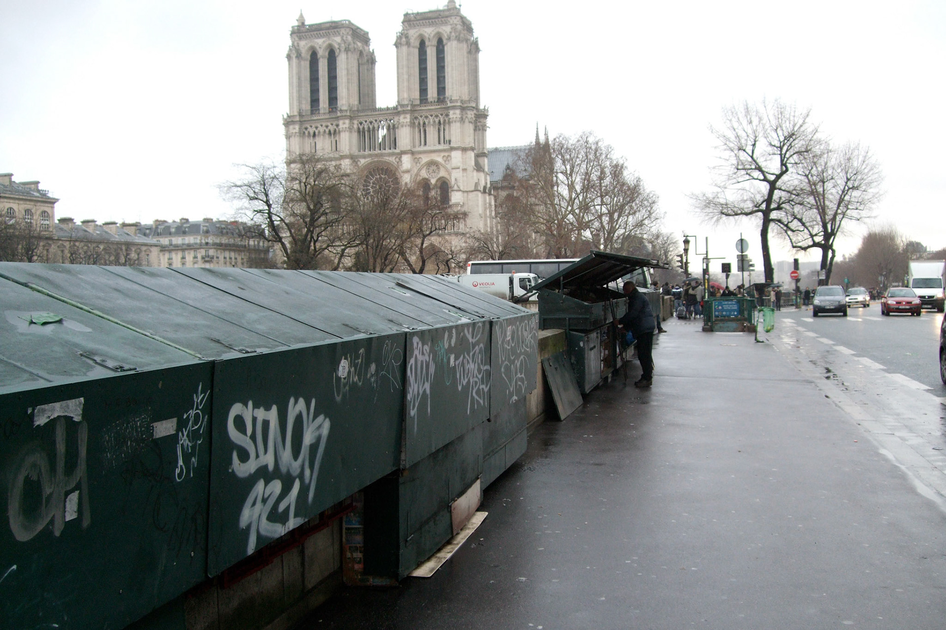 In many spots along the Seine (esp. in front of Notre Dame) are these green boxes that artists rent