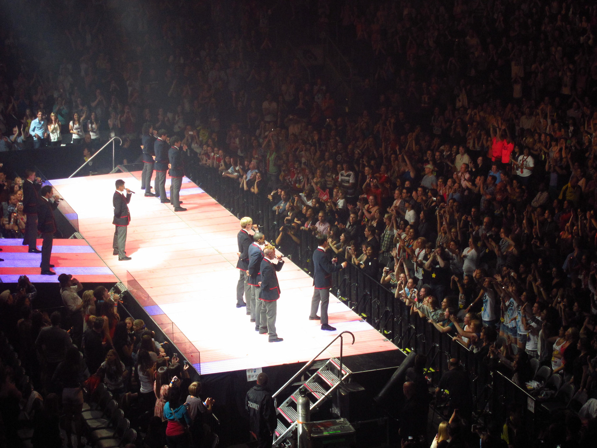 Blaine and the Warblers sing "Teenage Dream"