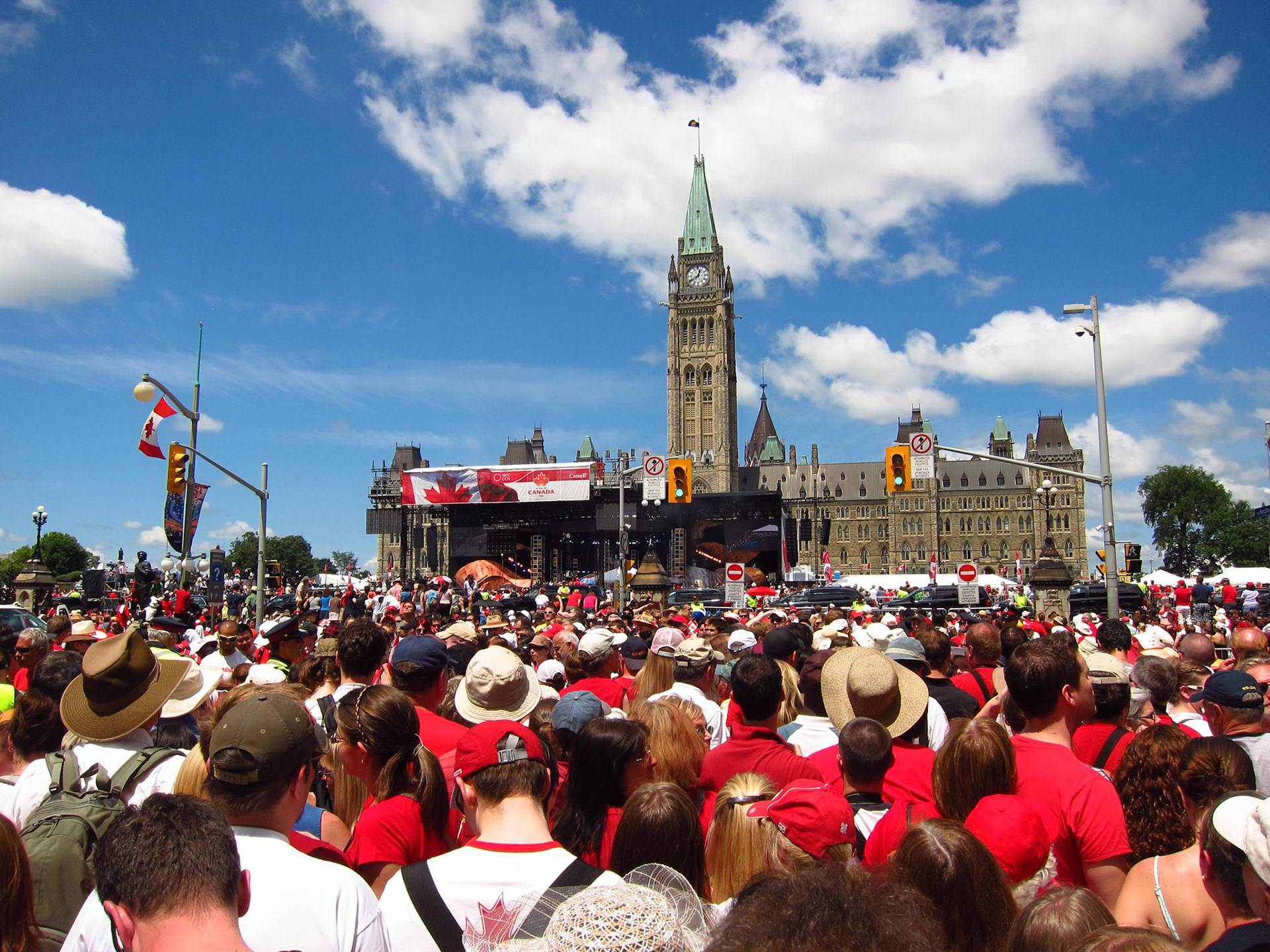 Canada Day in Ottawa: an indescribable energy of pride for our country in the huge crowd