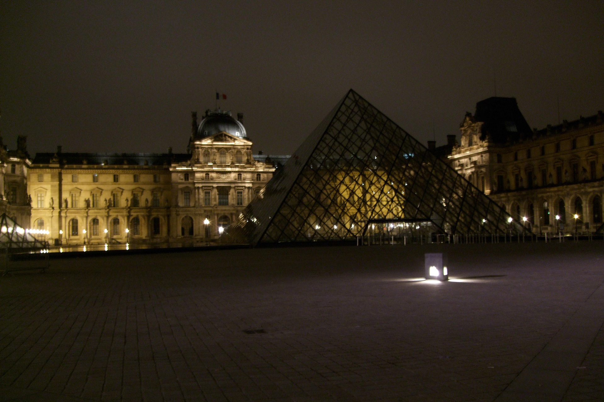 Matt and I took a stop to see the Louvre at night... hardly anyone around in the middle of the night