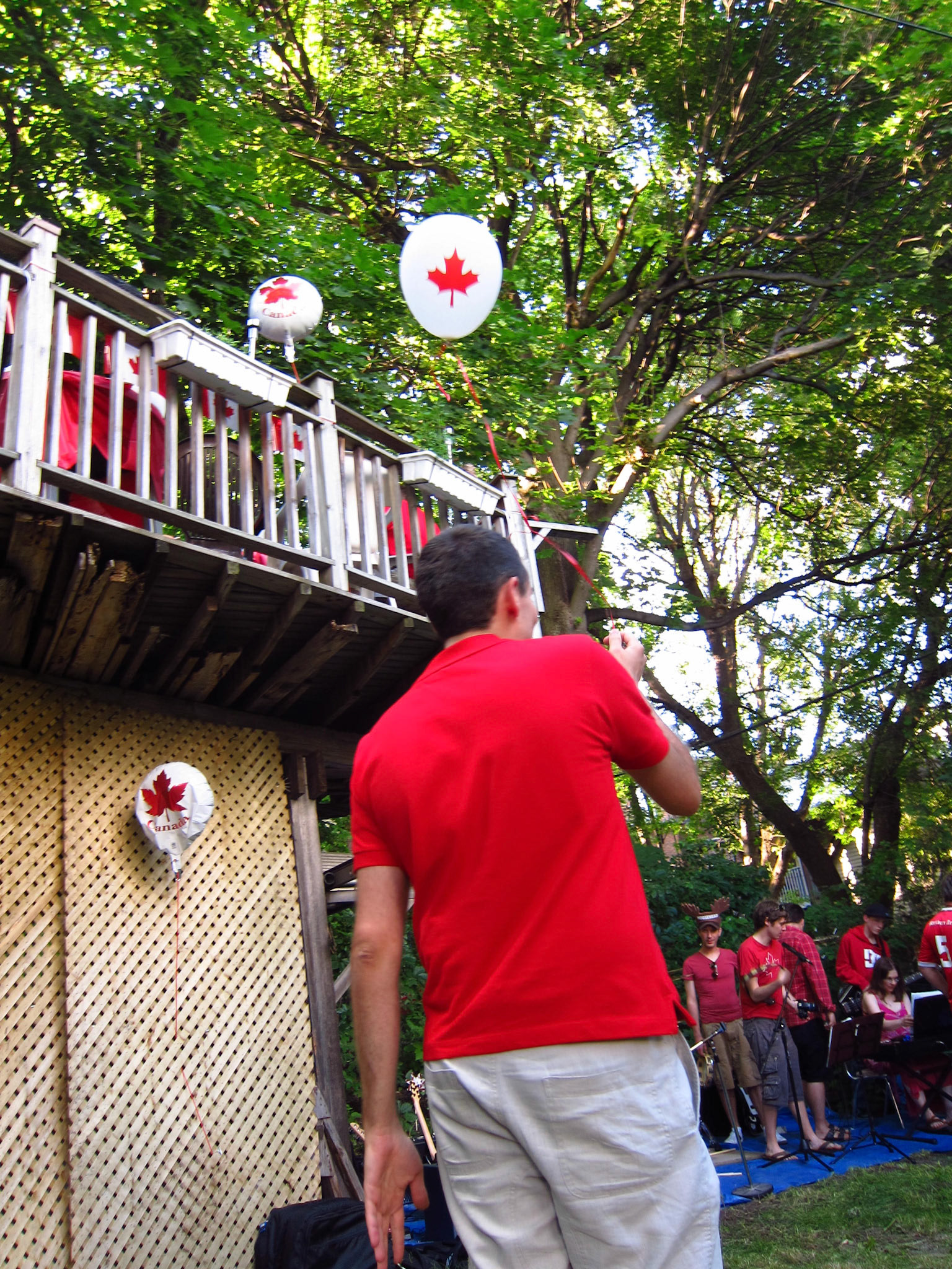 Vito thought that my Canada Day baloon was chidish and took it from me. Grrr