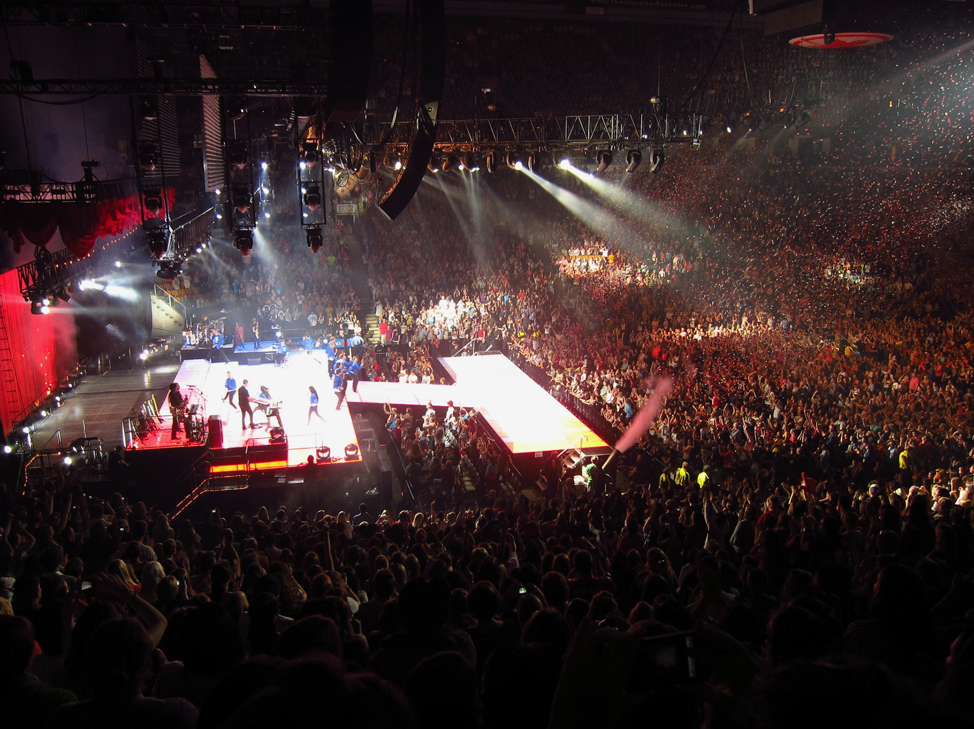Glee cast sing "Somebody to Love" - confetti fills the ACC: the huge crowd was on their feet the whole time
