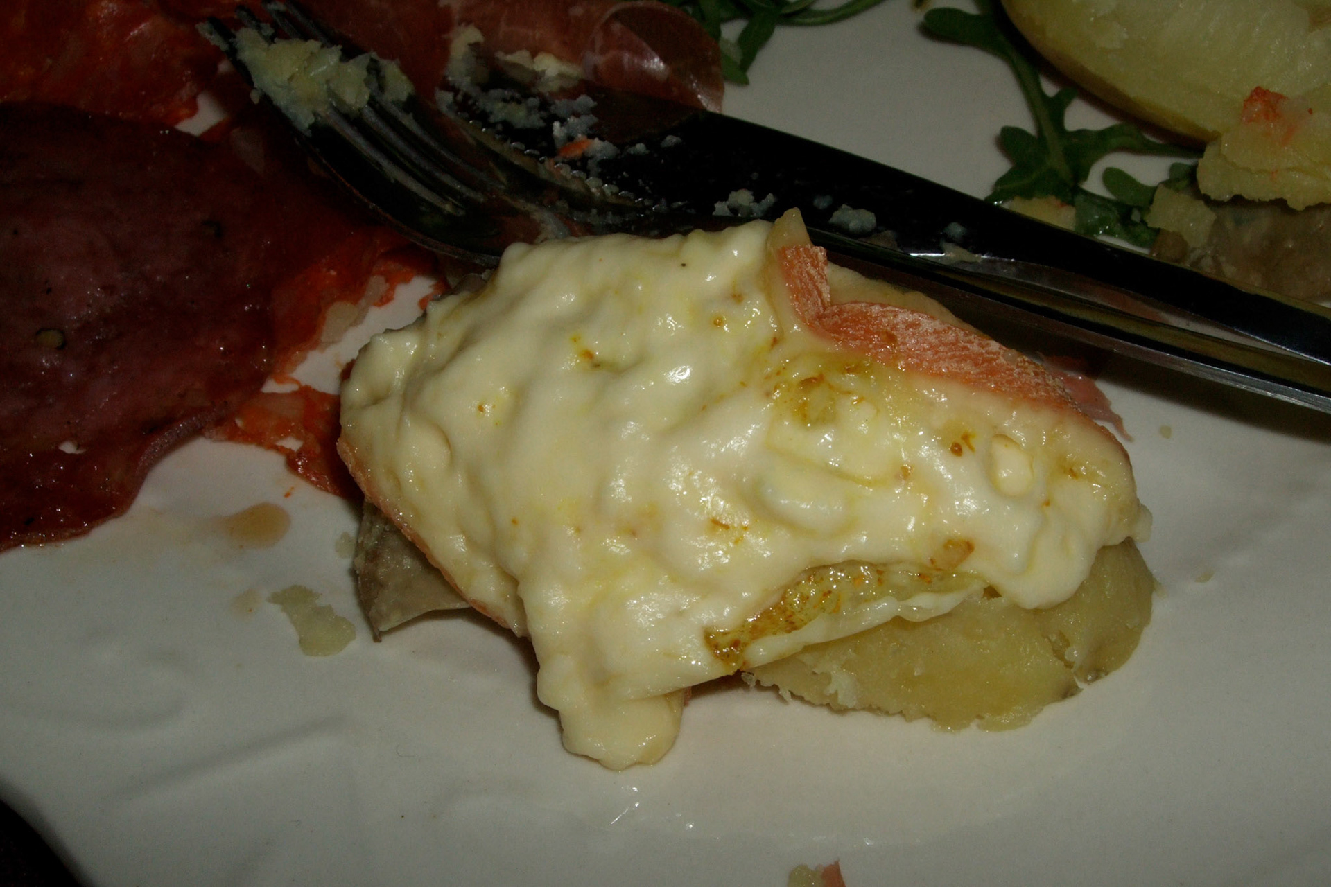 Then you put the deilicous melted cheese over the grilled potato. Mmmmm