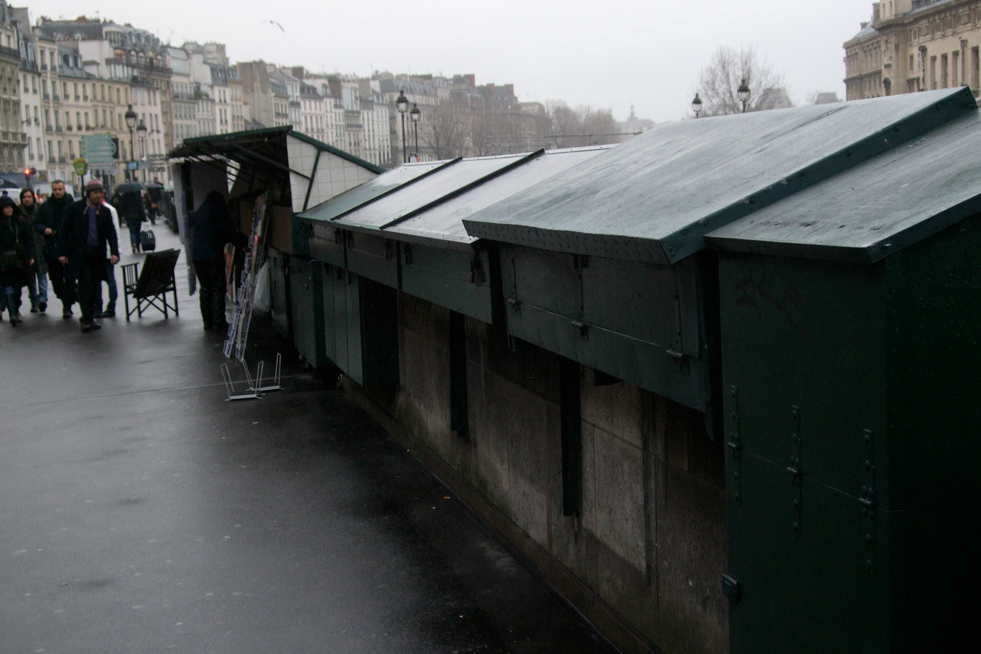 Imagine your office being "the green box by the Seine". Very cool!