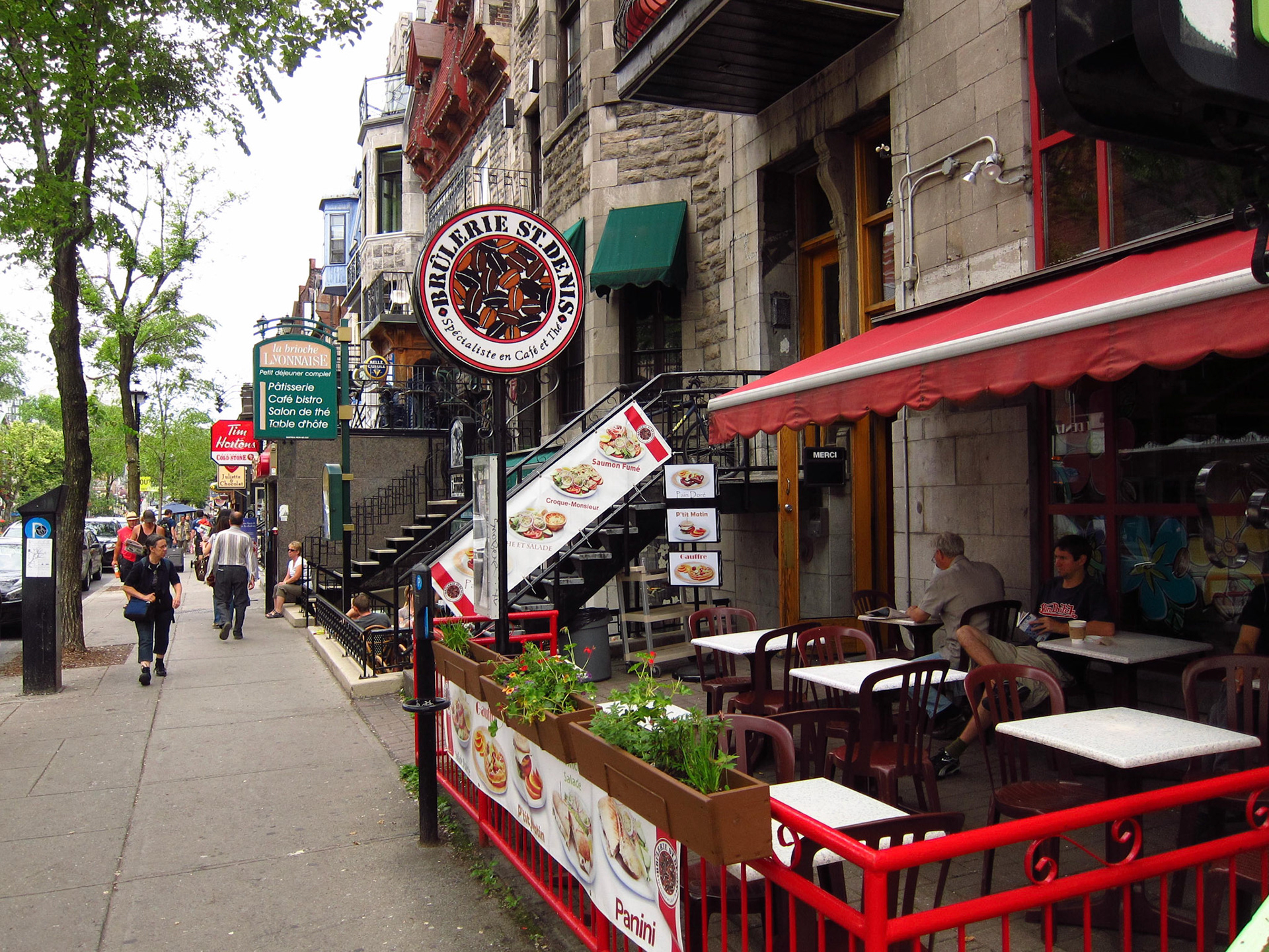 Arrived in beautiful Montreal: first stop, the hipster Latin Quarter near Université du Québec à Montréal