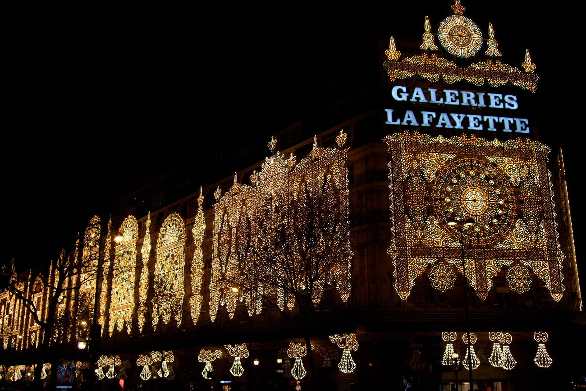 The big difference of this trip versus visiting Paris in spring 2008 is the sun sets early in winter! So I got to see the City of Lights shining more!