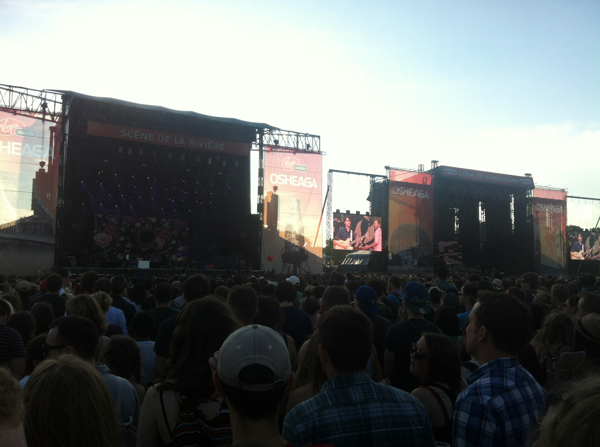 The main stage at Osheaga is in parellel - as one band performs the next sets up: non-stop music!