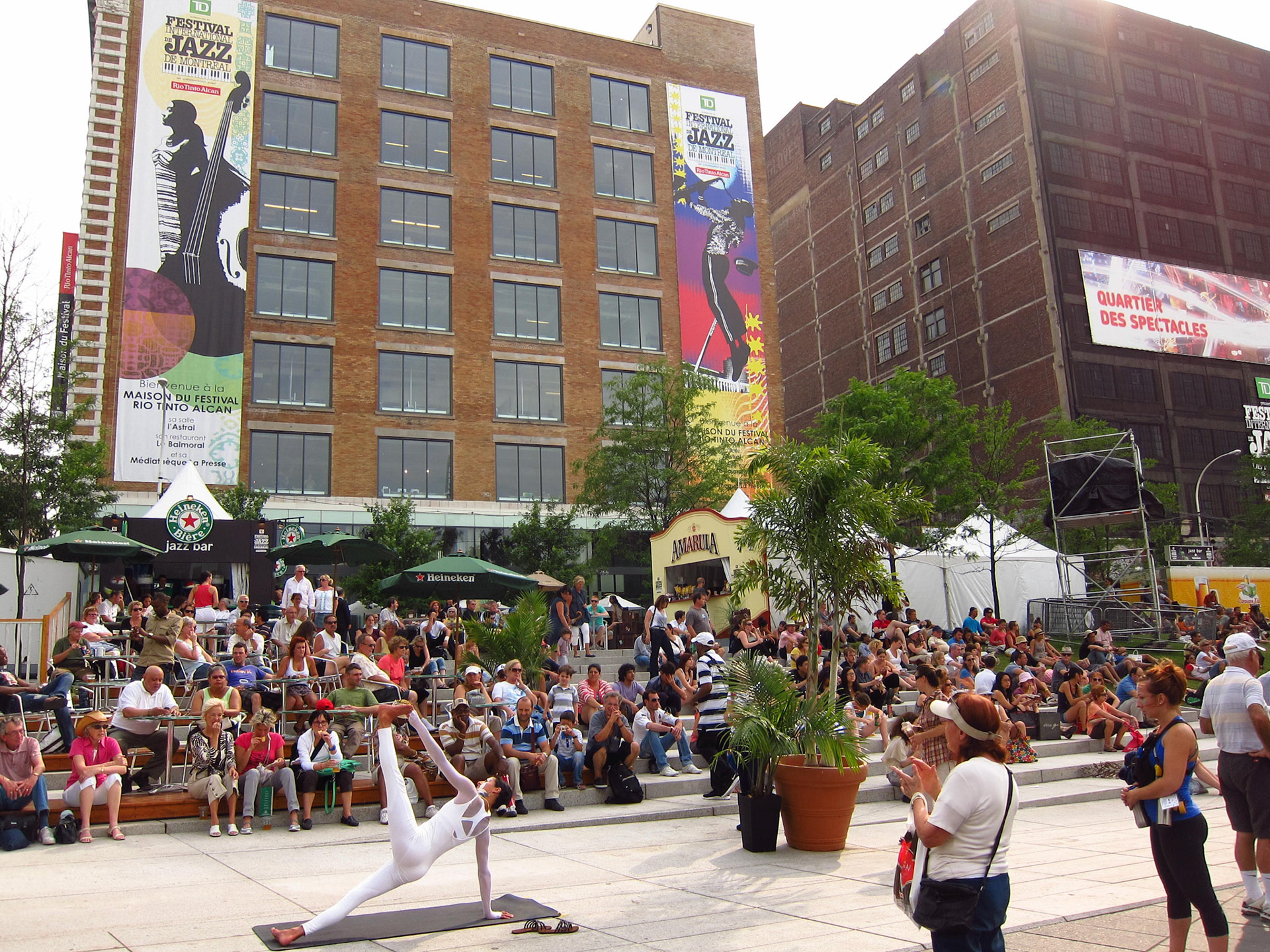 Huge summer crowds and buskers at the Jazz Festival