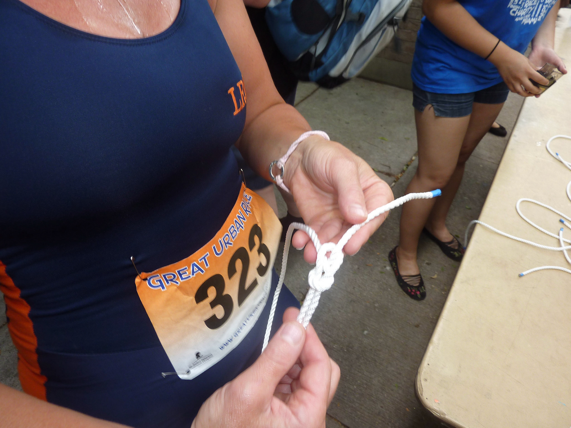 Another challenge: Vida ties a knot in a specific pattern