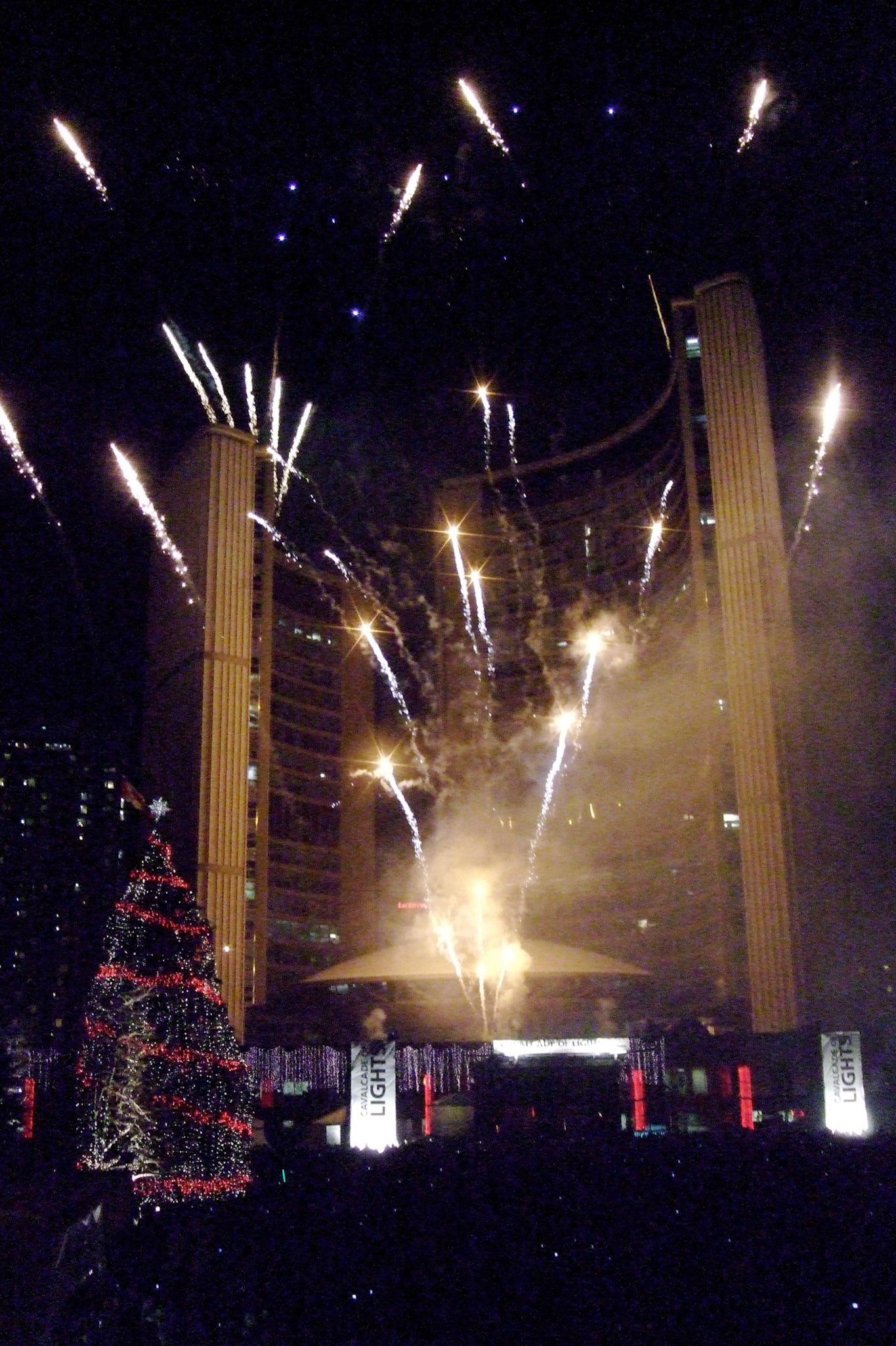 Presto: the amazing fireworks display in front of the dramatic building