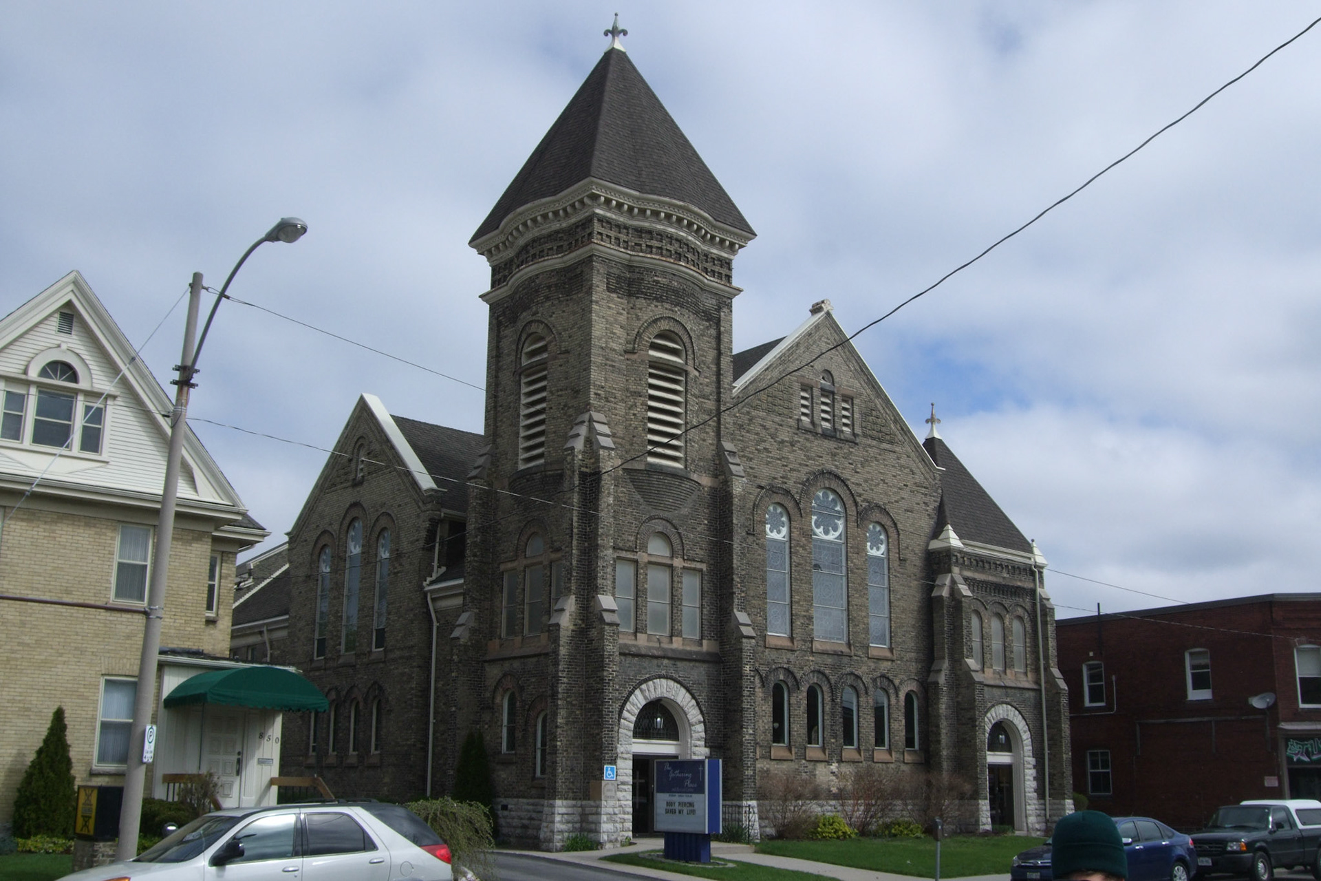 I noticed a striking contrast: alternating spots that looked vacants and desolate ... and beautiful achitecture and/or bright colour