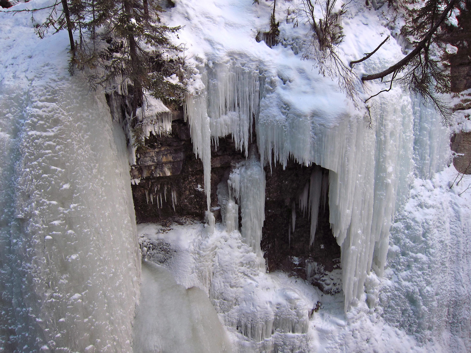 Ice walls along Maligne Canyon