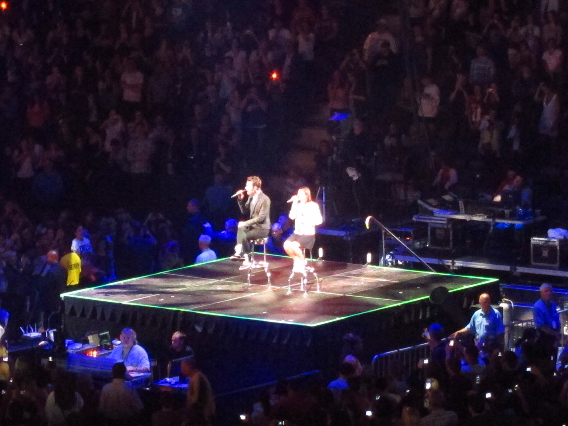 Kurt and Rachel sing a duet of "Happy Days" on the satelite stage