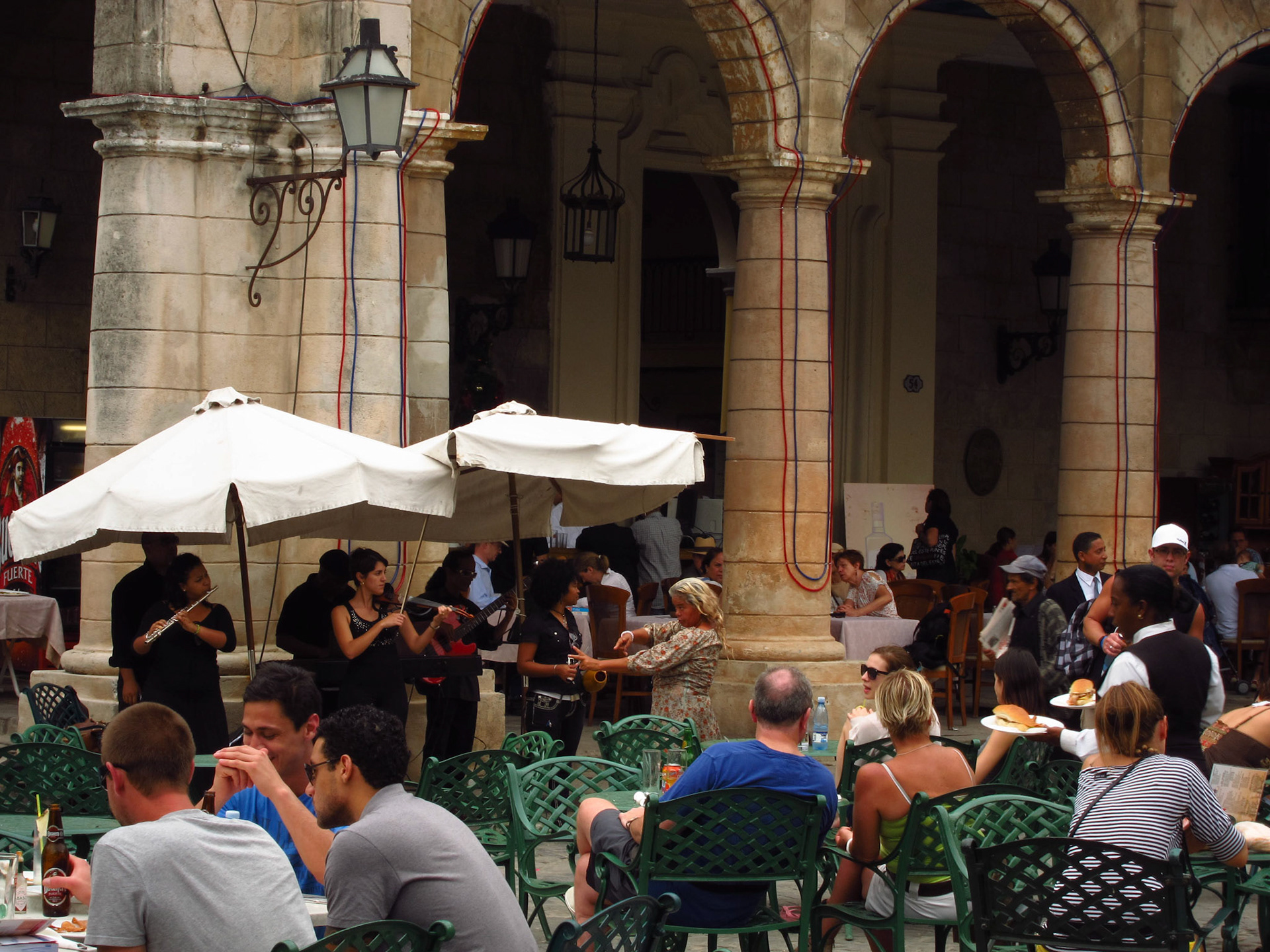 Street musicians and a dancing woman in Havana