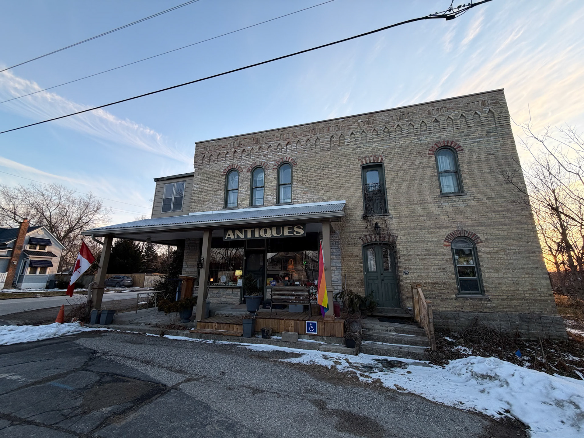 Laurence's B&amp;B and antique store in Iona - housesitting while he's on vacation