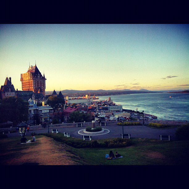 The sun sets over the Château Frontenac and the Sté Lawrence. Belle soirée à Québec