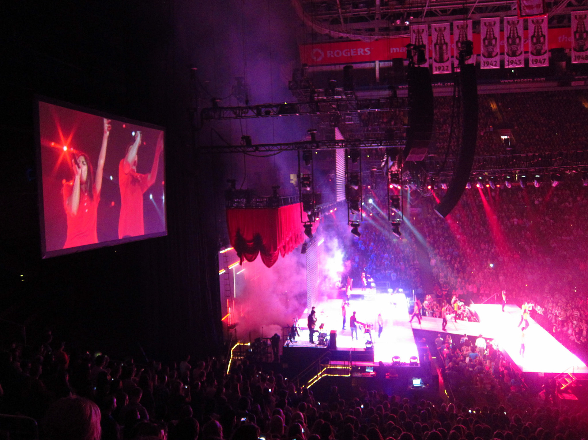 The Glee concert begins: awesome stage and a (very loud... so many teenage girls, grr) sold-out crowd