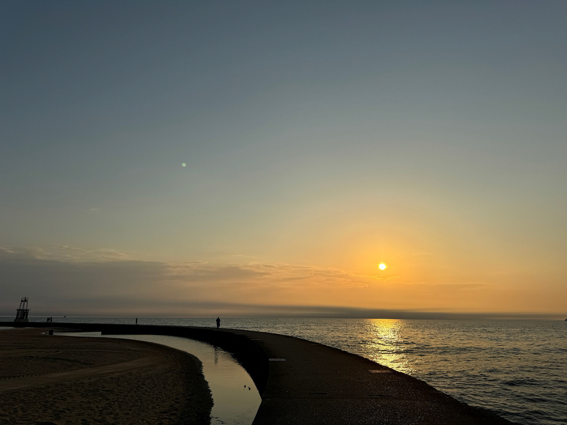 Morning breaks on the Chicago shoreline over Lake Michigan