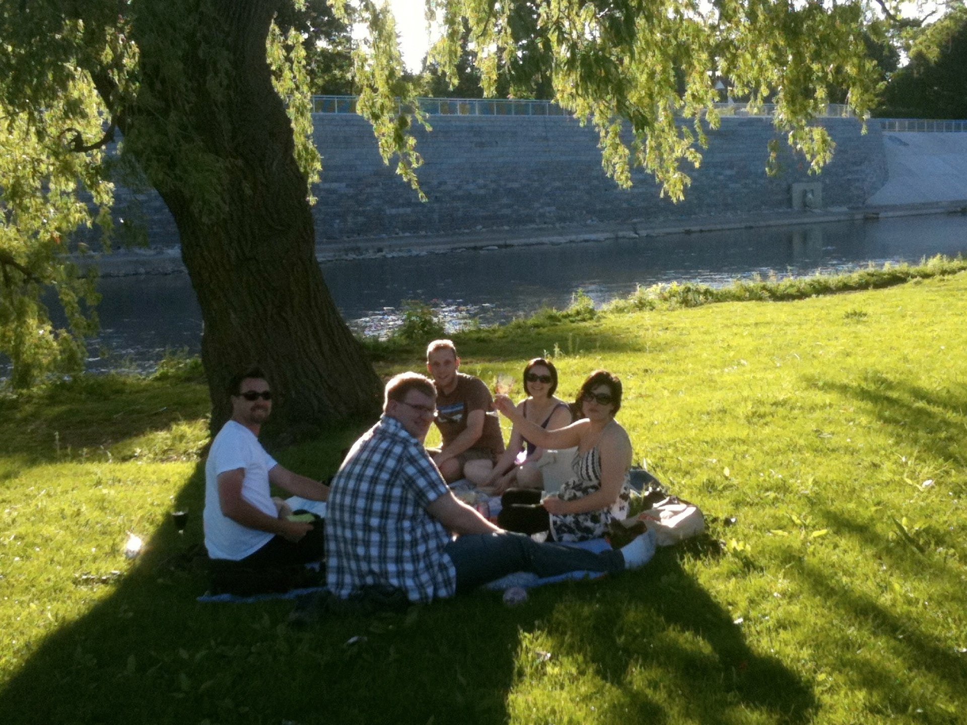 A most perfect way to finish the May 24 weekend: picnic in the setting sun by the Thames