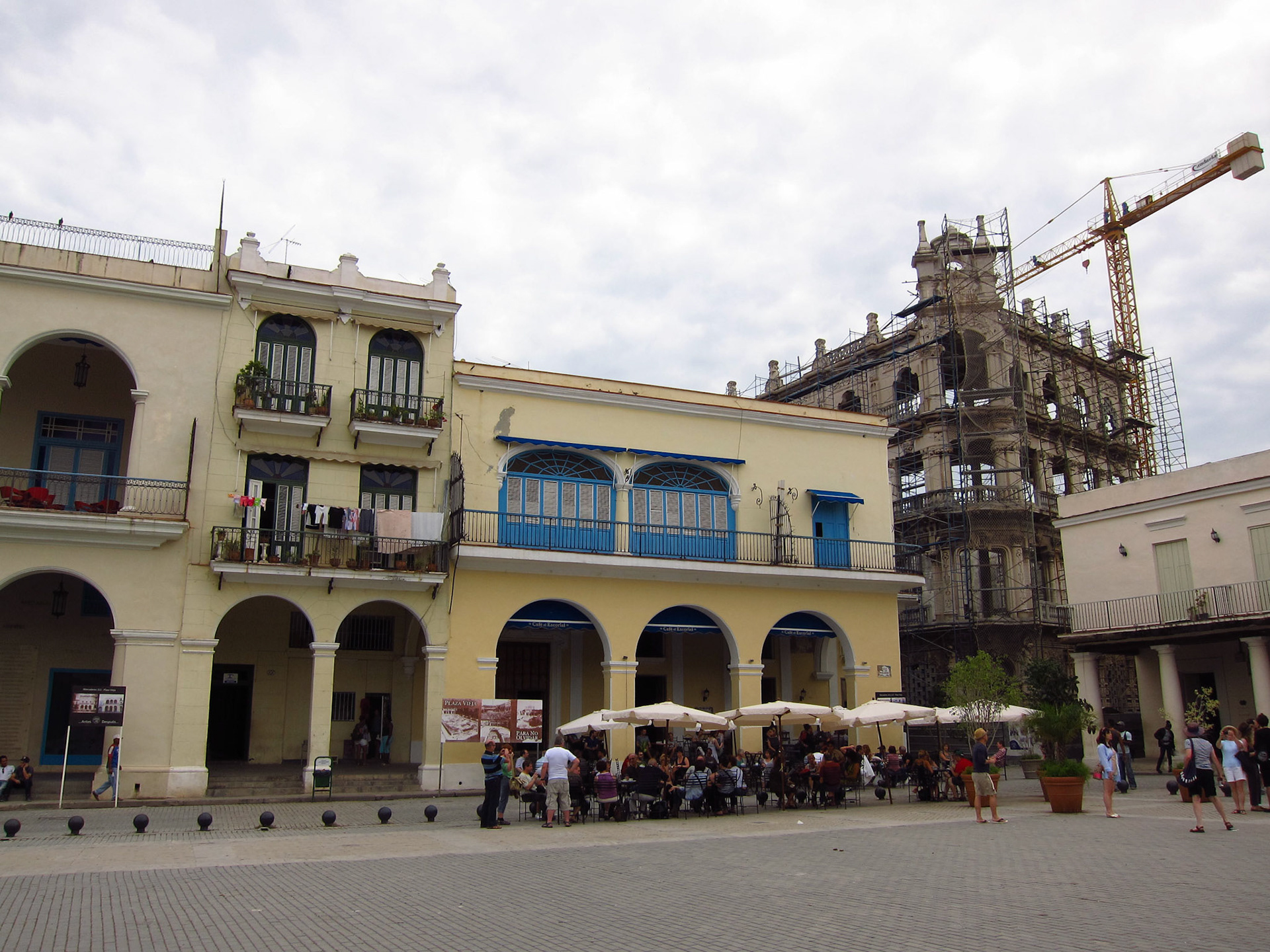 Restoration and construction in Havana - the government is constantly trying to restore the beautiful buildings