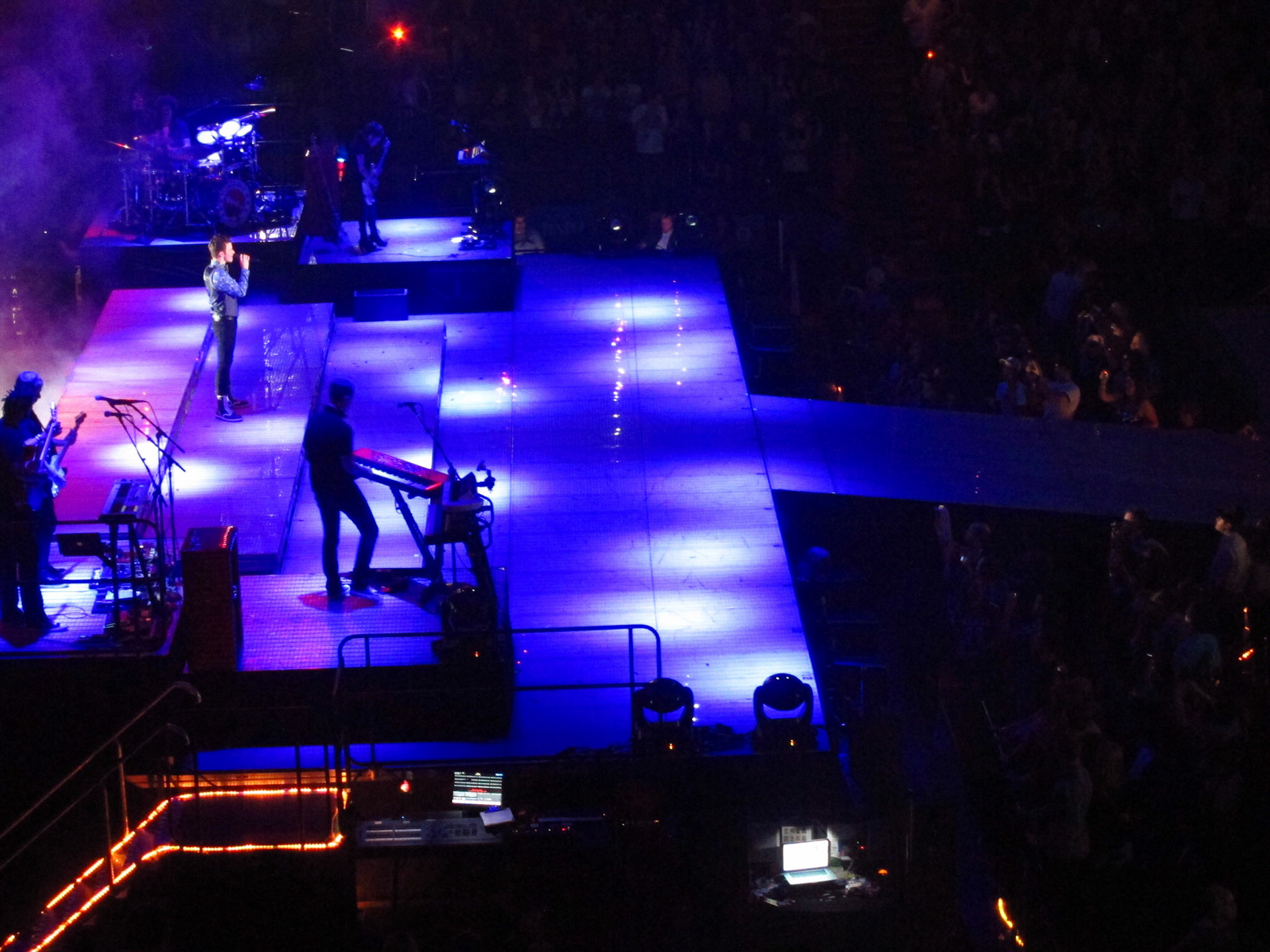 Kurt sings "I Wanna Hold Your Hand"