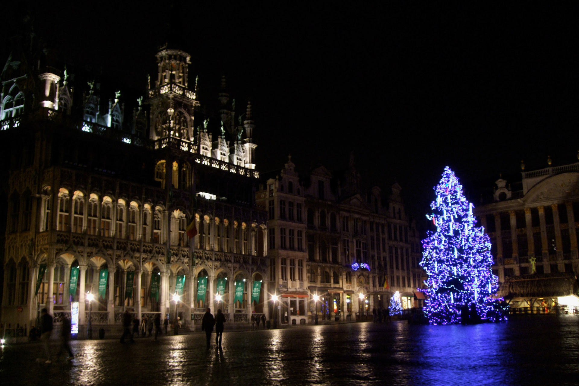 Finally, my random wandering compass led me to the main tourist site - the amazingly beautiful Grand Place. The main city square