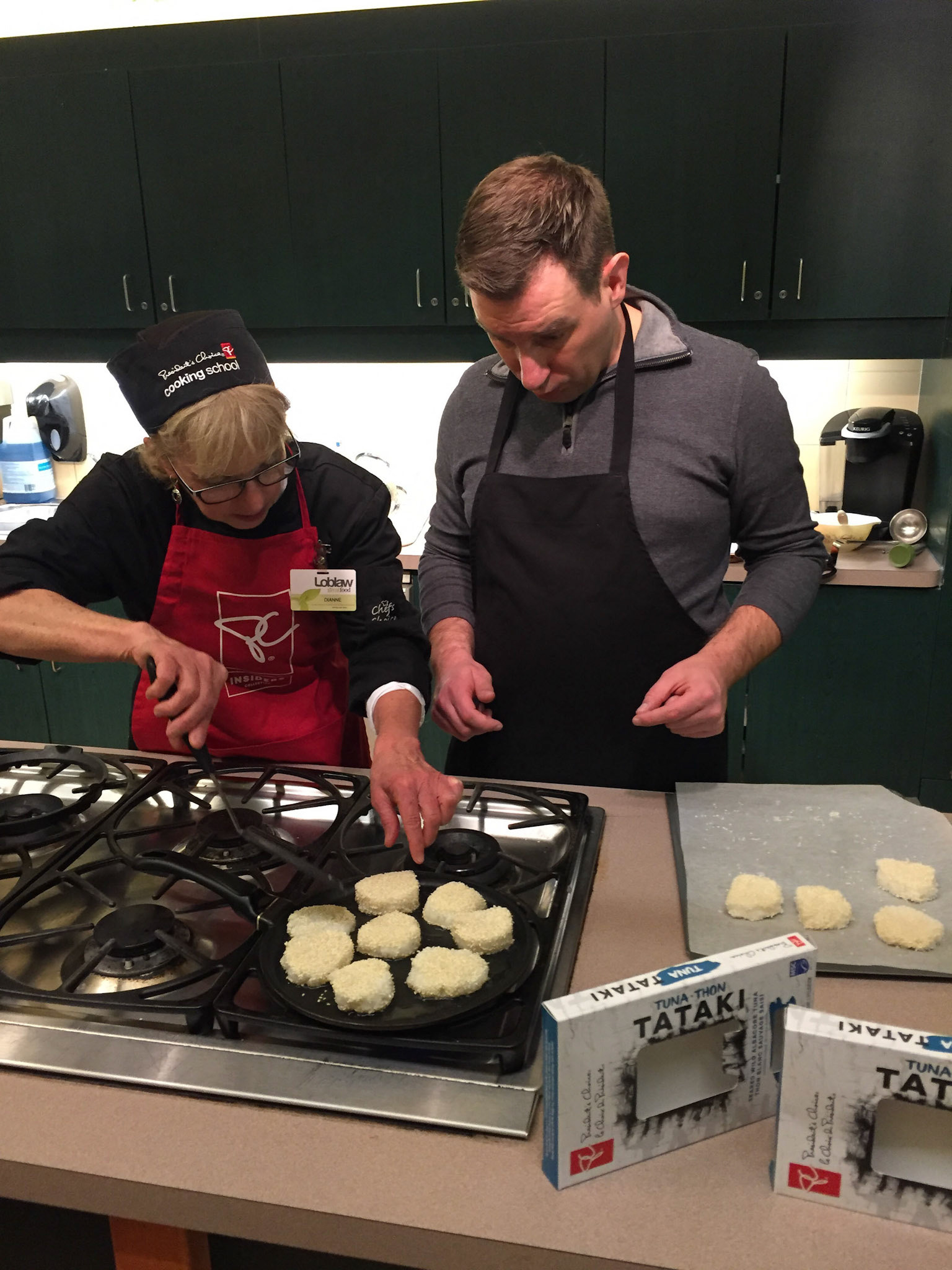 We prepared crispy sesame rice cakes with tuna tatiki