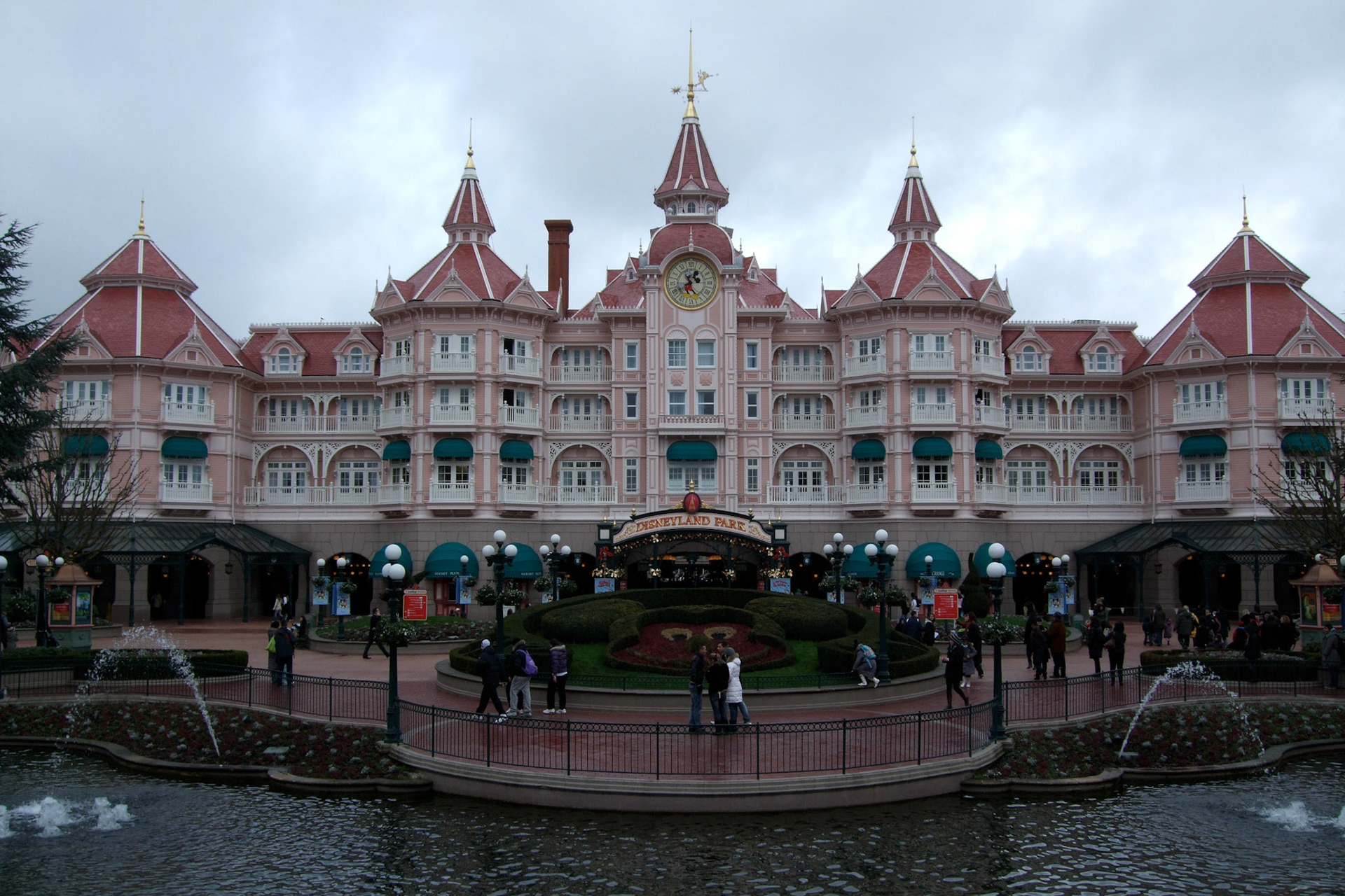 I can't lie, Mara and Tamara were more excited than me to see Disneyland; but I guess Disney World Florida is a bit far for people from Europe