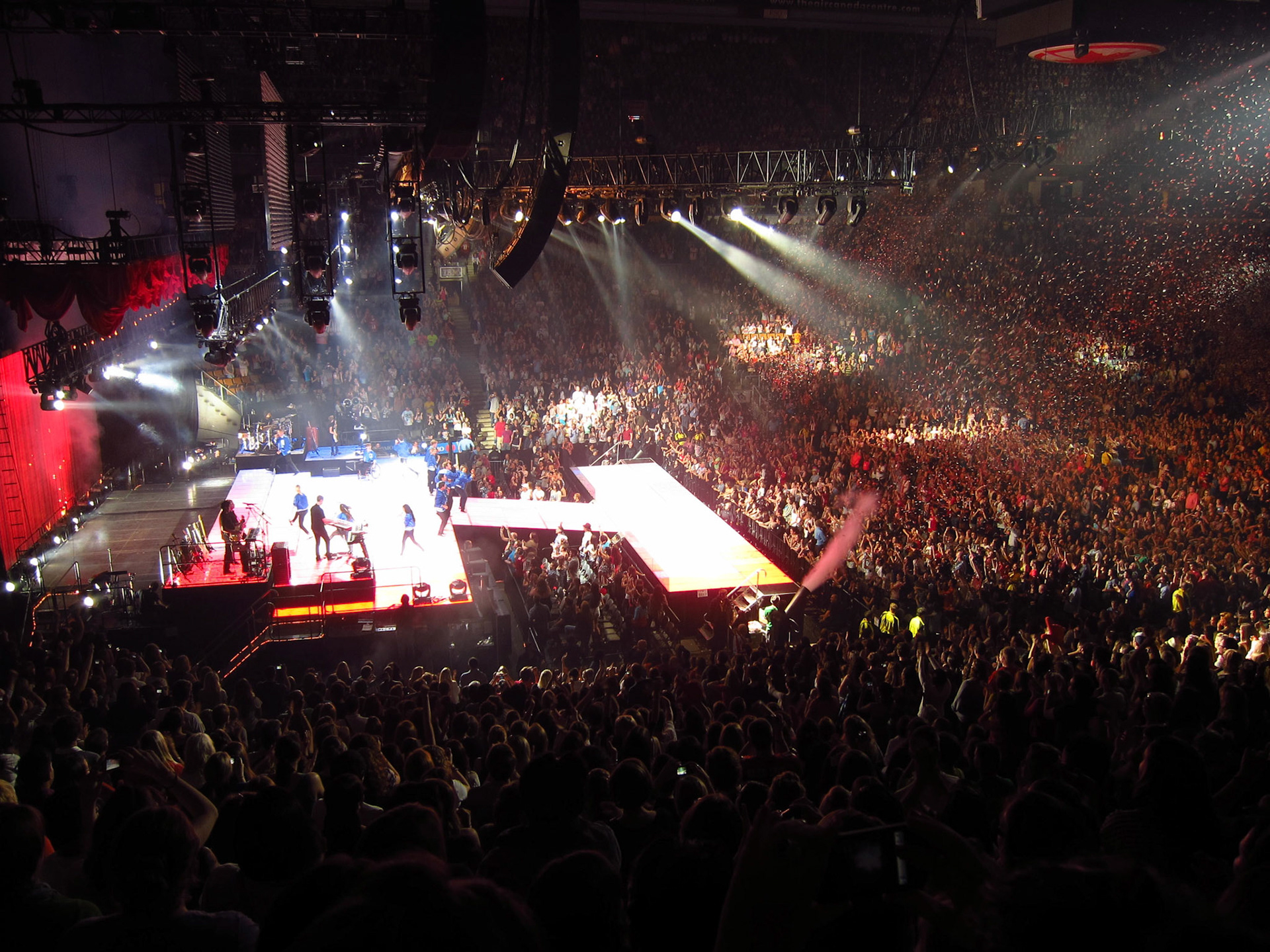Glee cast sing "Somebody to Love" - confetti fills the ACC: the huge crowd was on their feet the whole time
