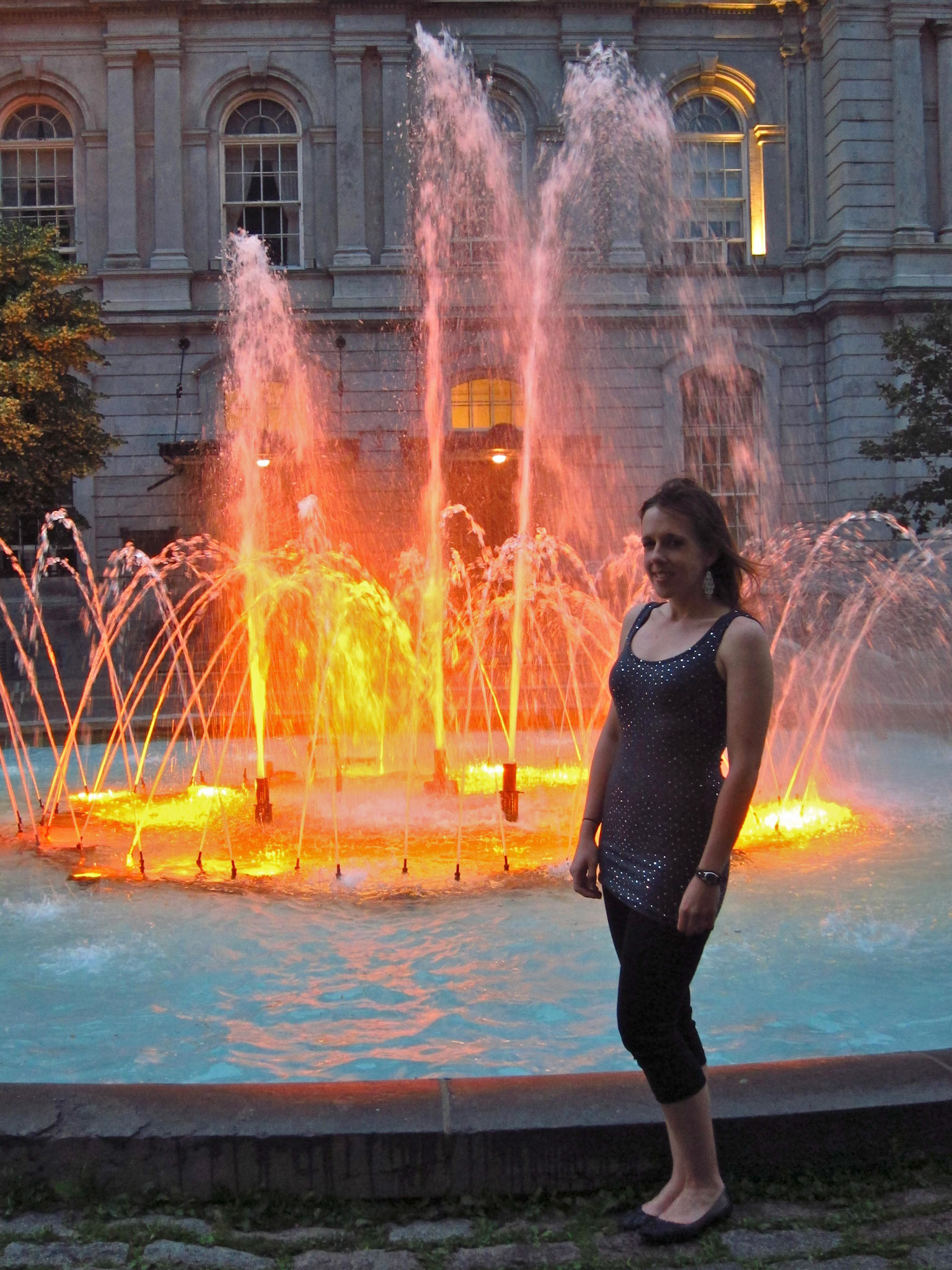 Kelly beside Hôtel de Ville