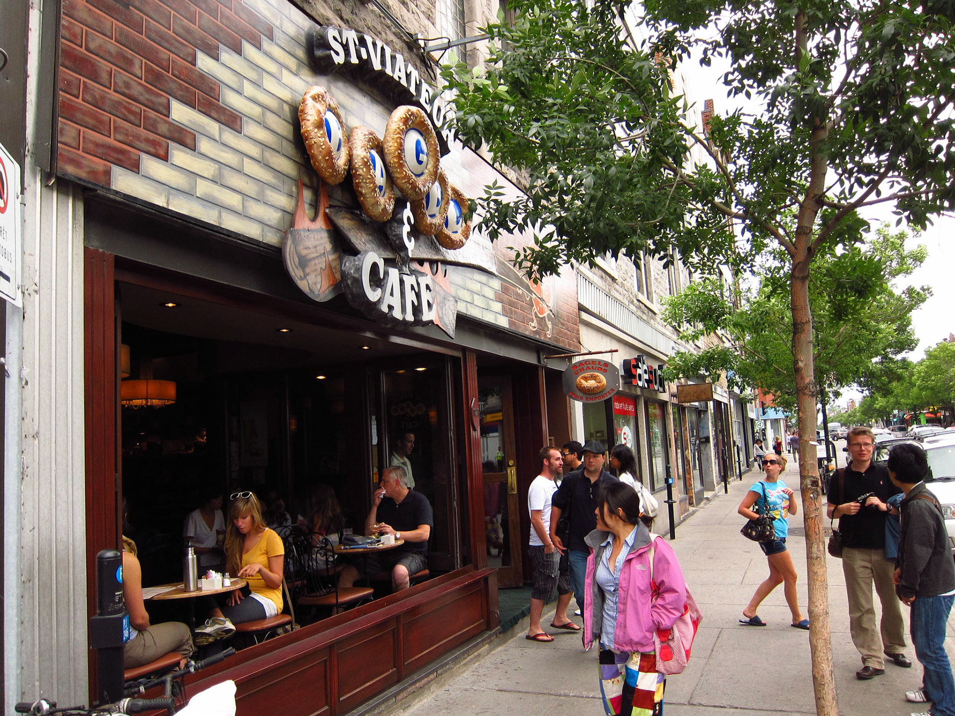 Morning #2 in Montreal: continuing our epicurian journey with the finest Montreal bagels at St-Viateur