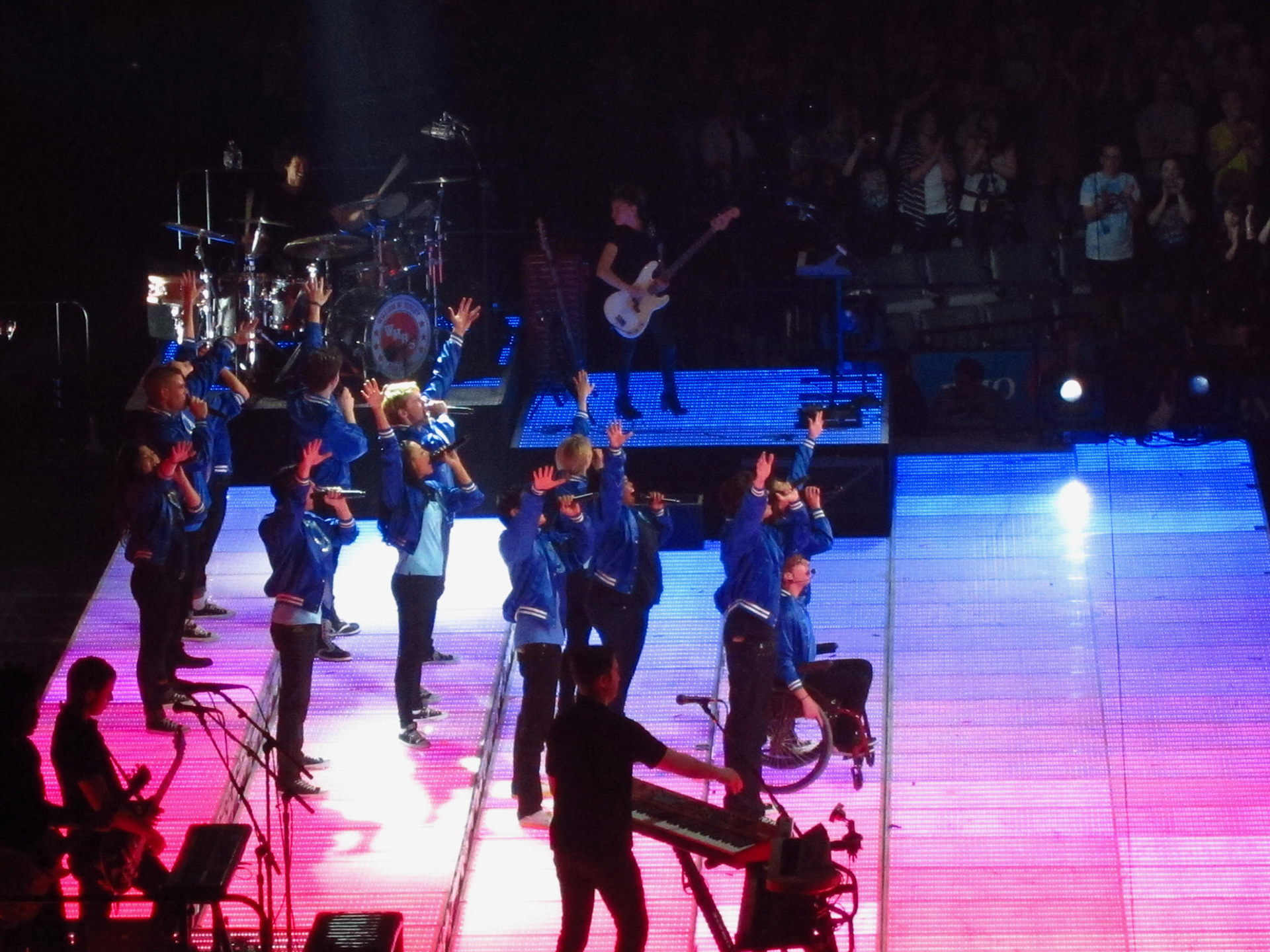 Glee cast sing "Somebody to Love"