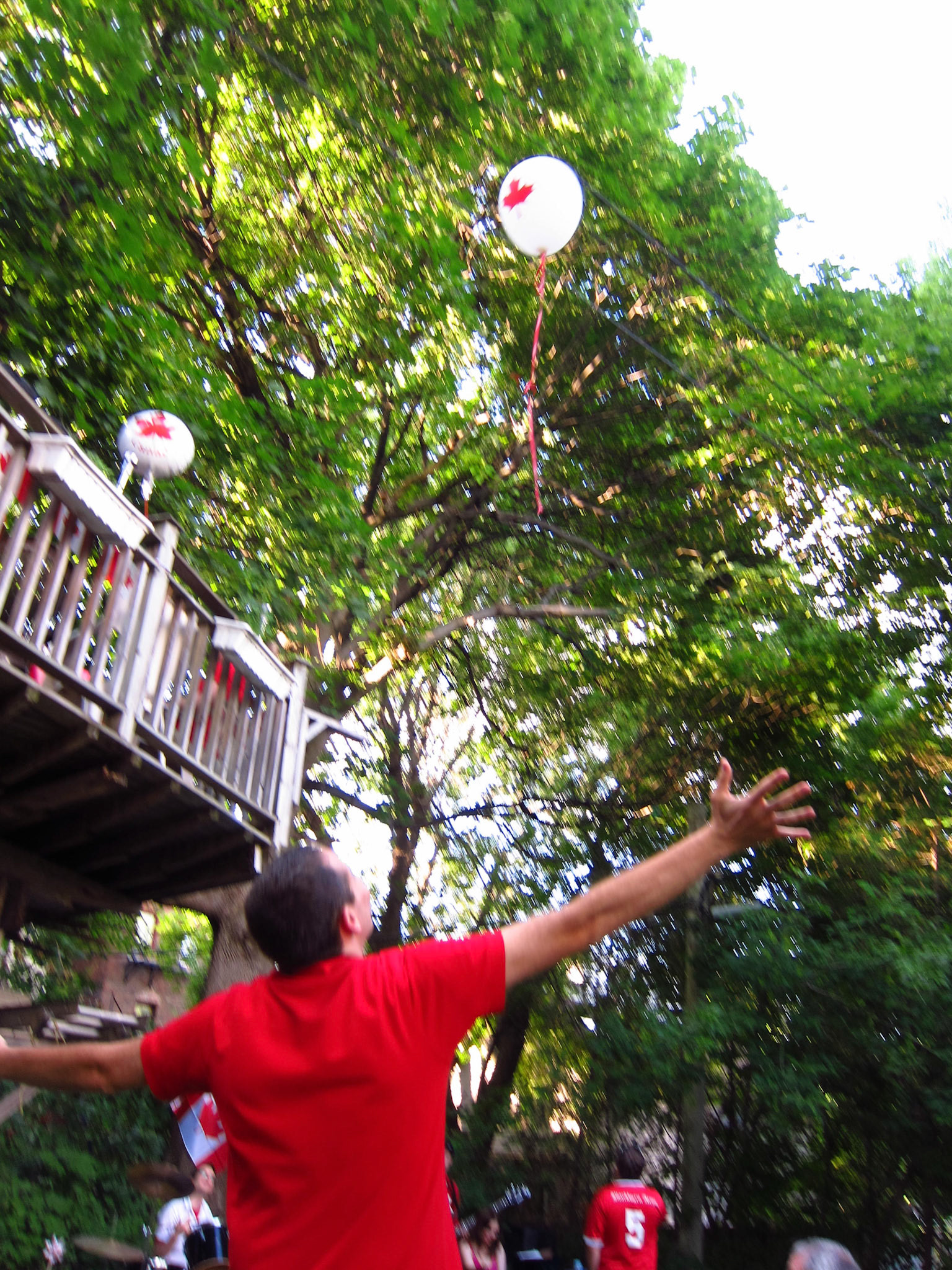 Vito releases my Canada Day baloon in the air. Grrrr