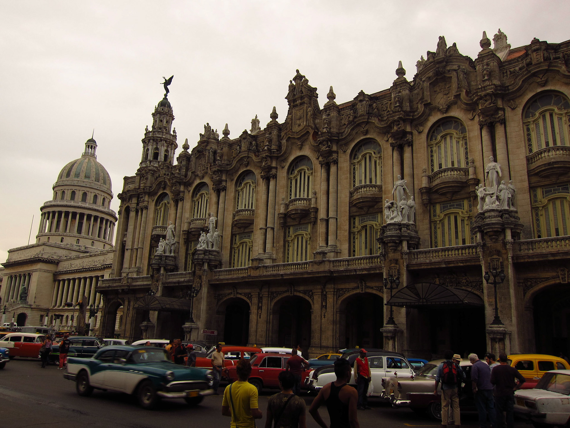 Classic cars and beautiful old buildings in Havana
