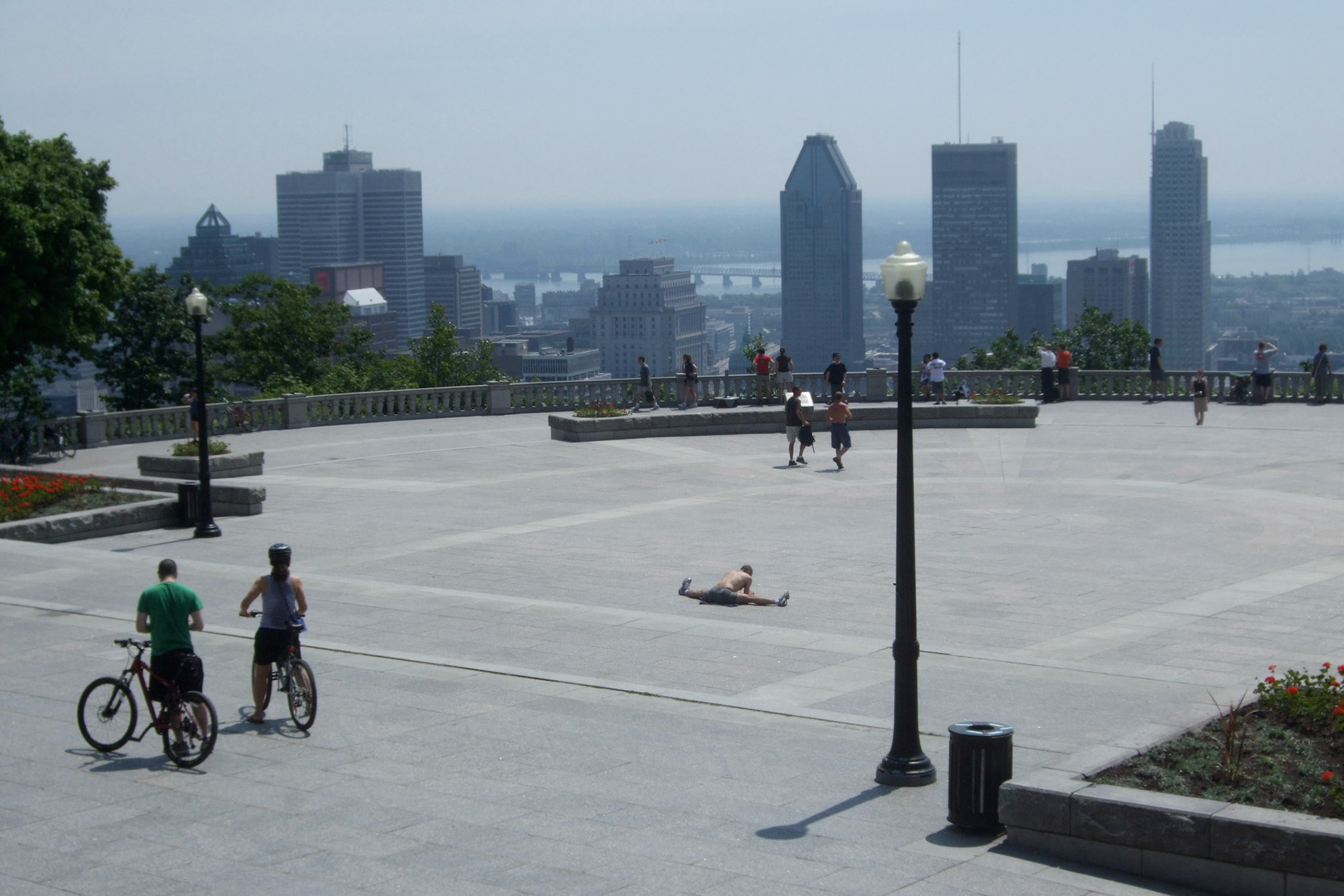 Lots of very fit people who trekked up Mount Royal for the view. Check out that guy's super stretch!
