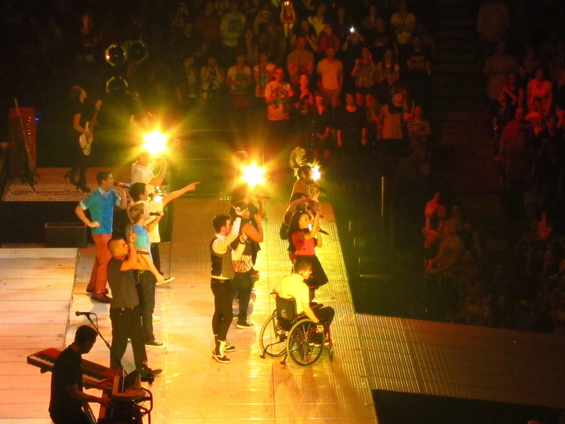 Glee cast sing "Loser Like Me"