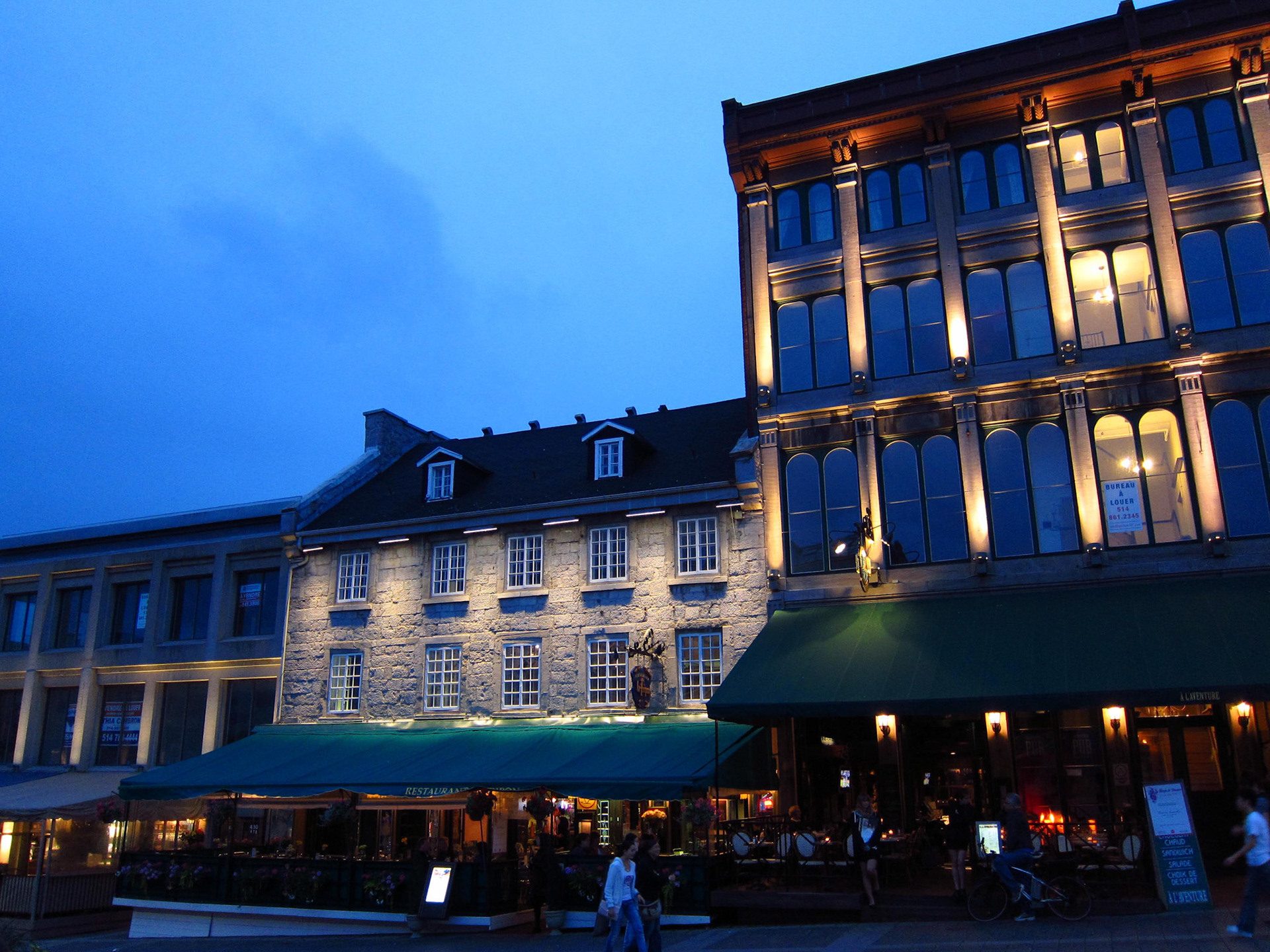 Place Jacques-Cartier as night falls