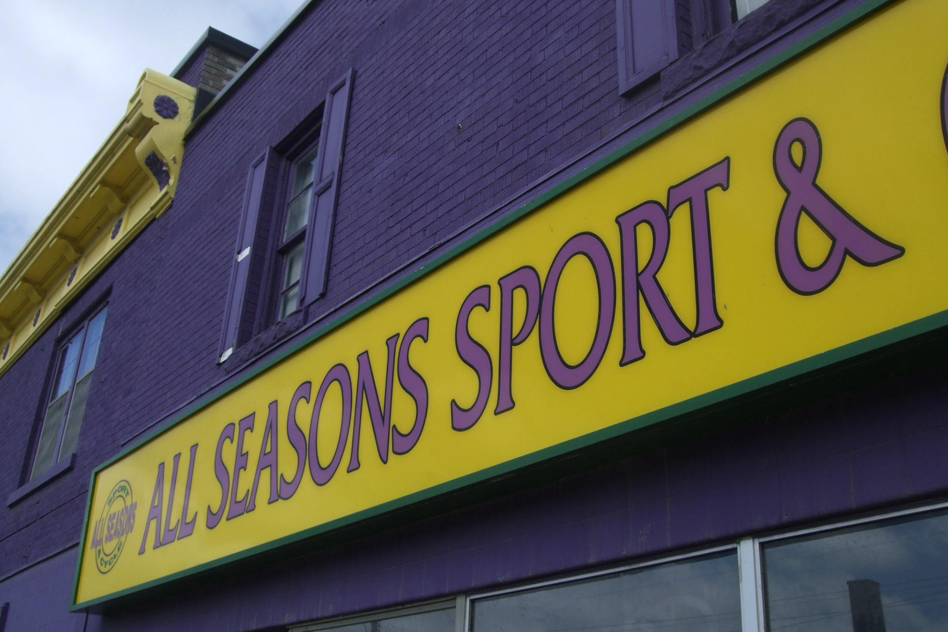 More bold colour... the vacant All Seasons Sport &amp; Cycle shop still adds a lot of brightness