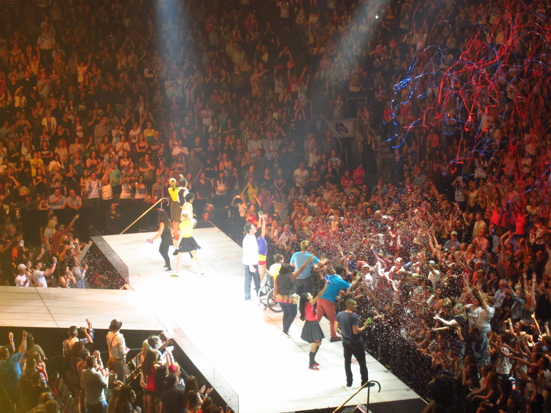 Glee cast sing "Loser Like Me" and throw "slushies" at the audience - confetti fills the ACC