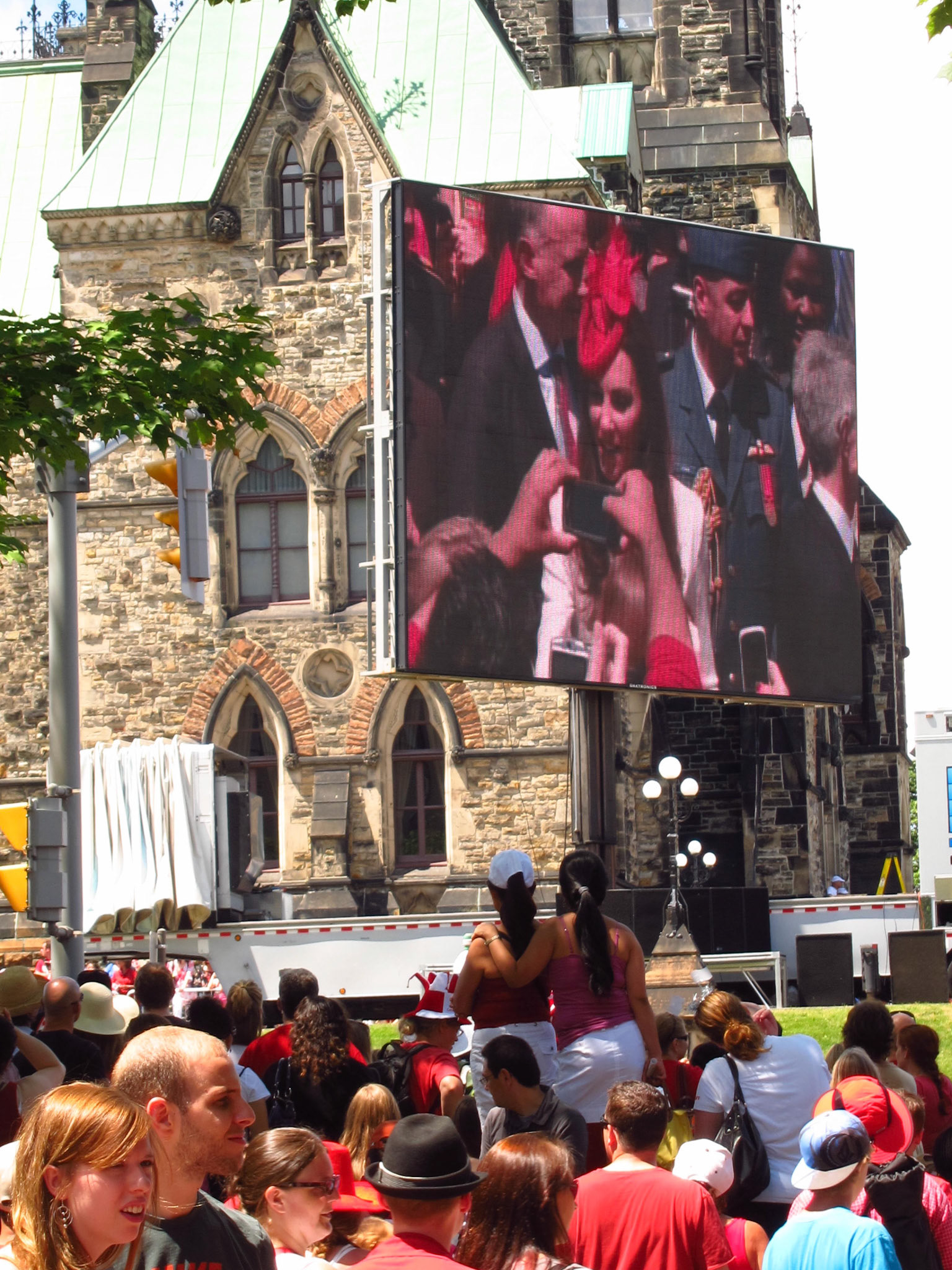 After the afternoon events, Will &amp; Kate greeted the crowd
