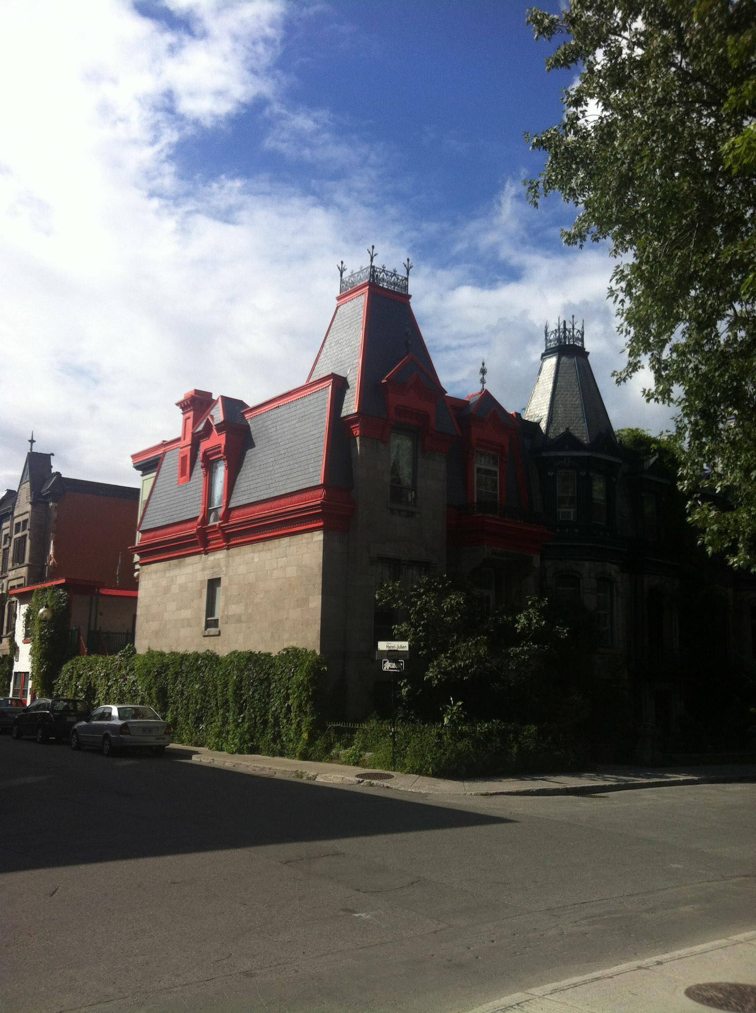 I absolutely love the red trim against the slate on this rowhouse